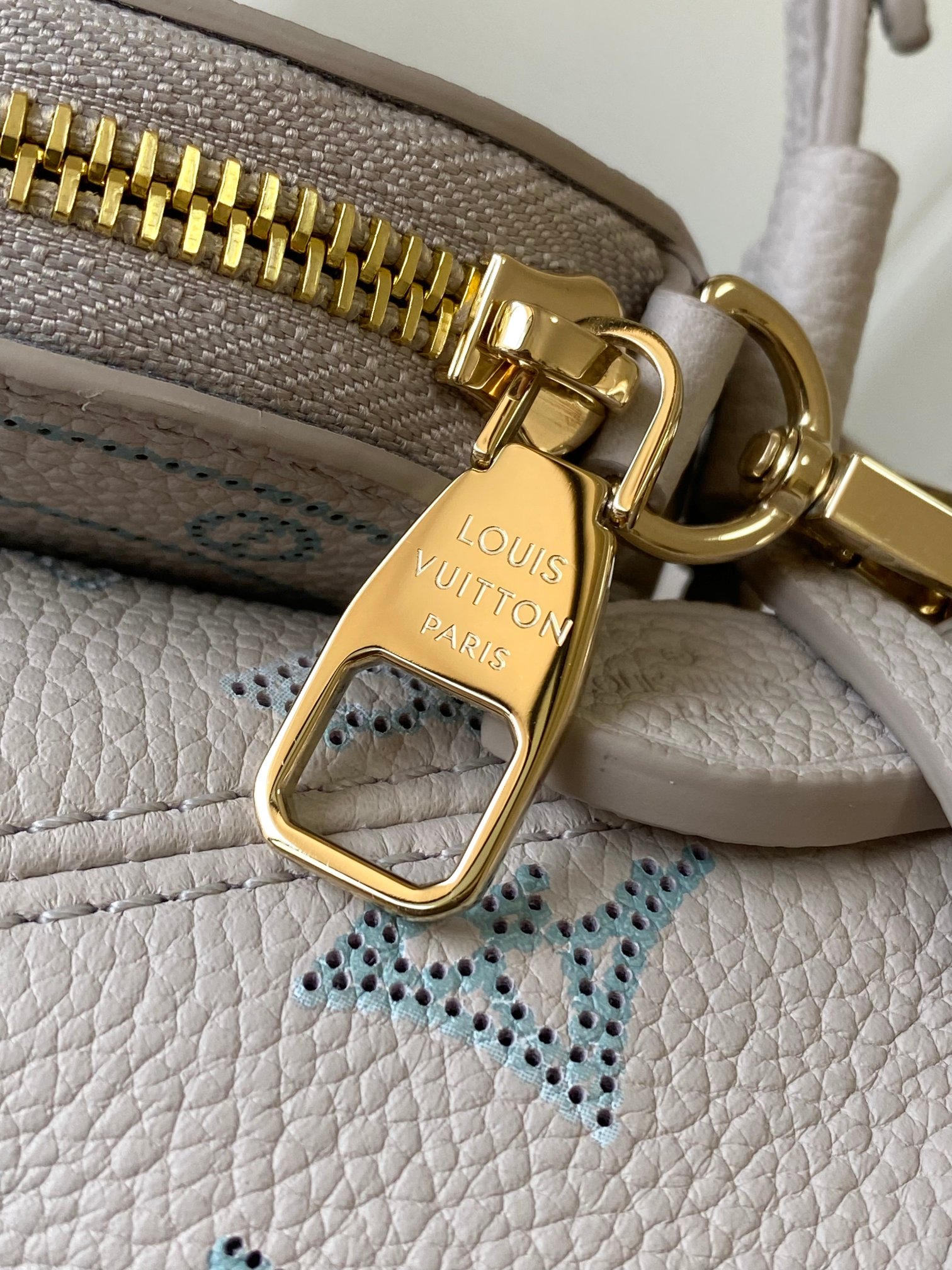 M12125 Flight Mode Bella