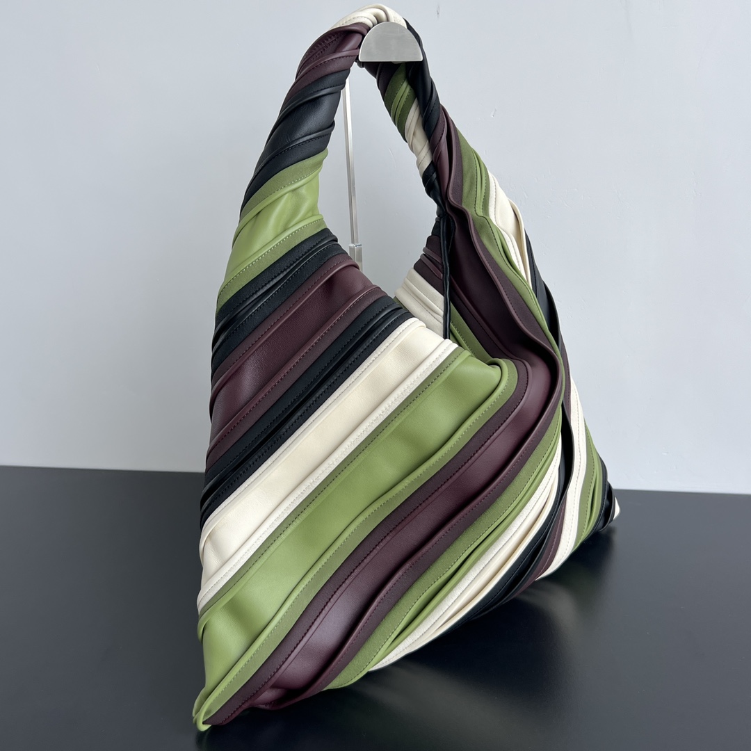 Bv New Runway HOP Bag (Model 786193)