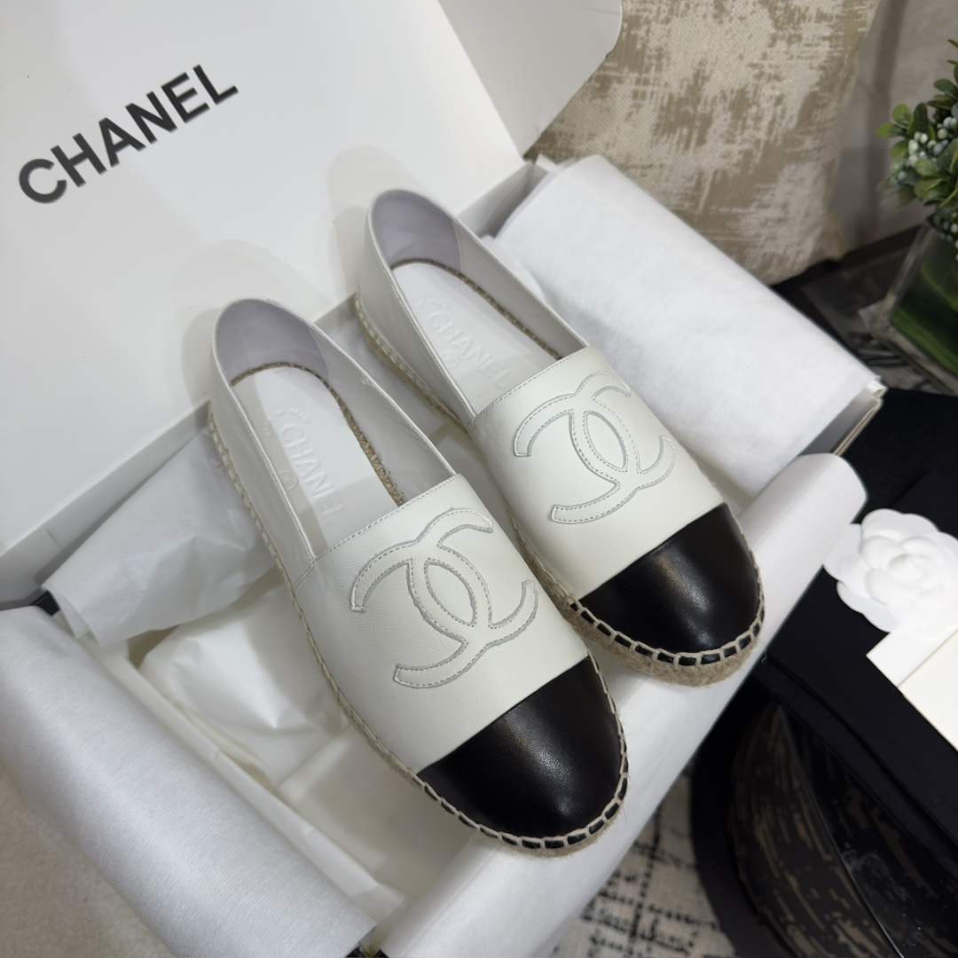 CHANEL Lazy fisherman shoes-white