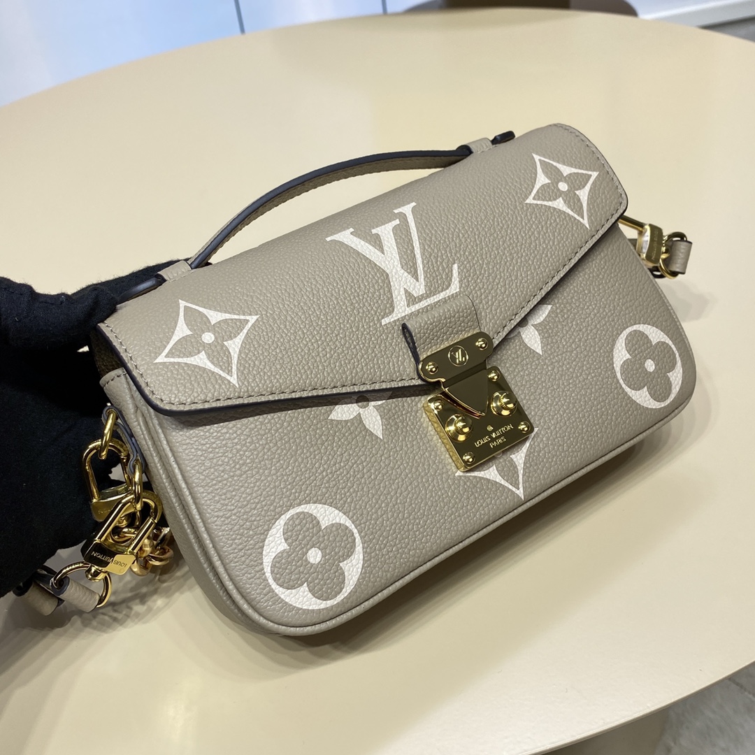 Louis Vuitton M23081 Pochette Métis East West