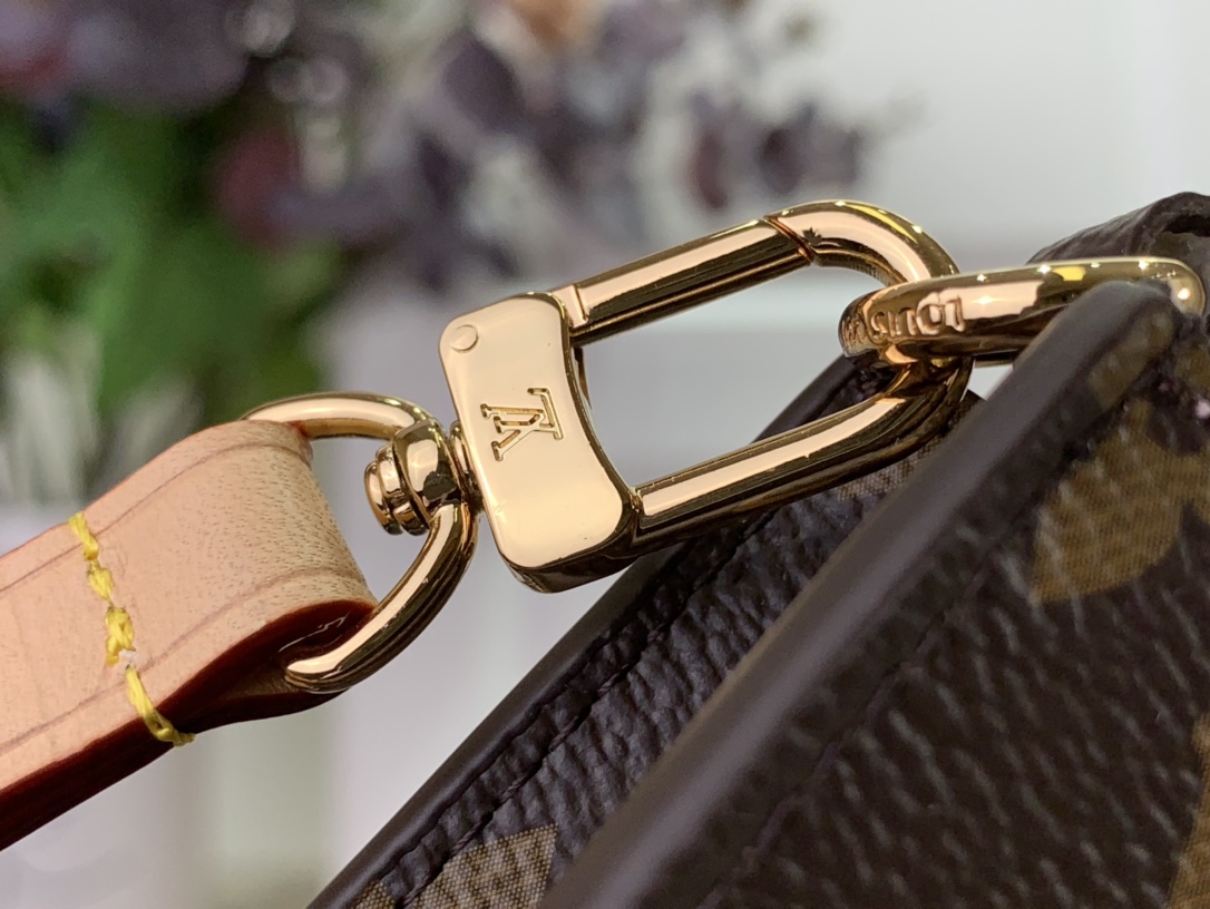 LOUIS VUITTON Lexington Pouch M83685