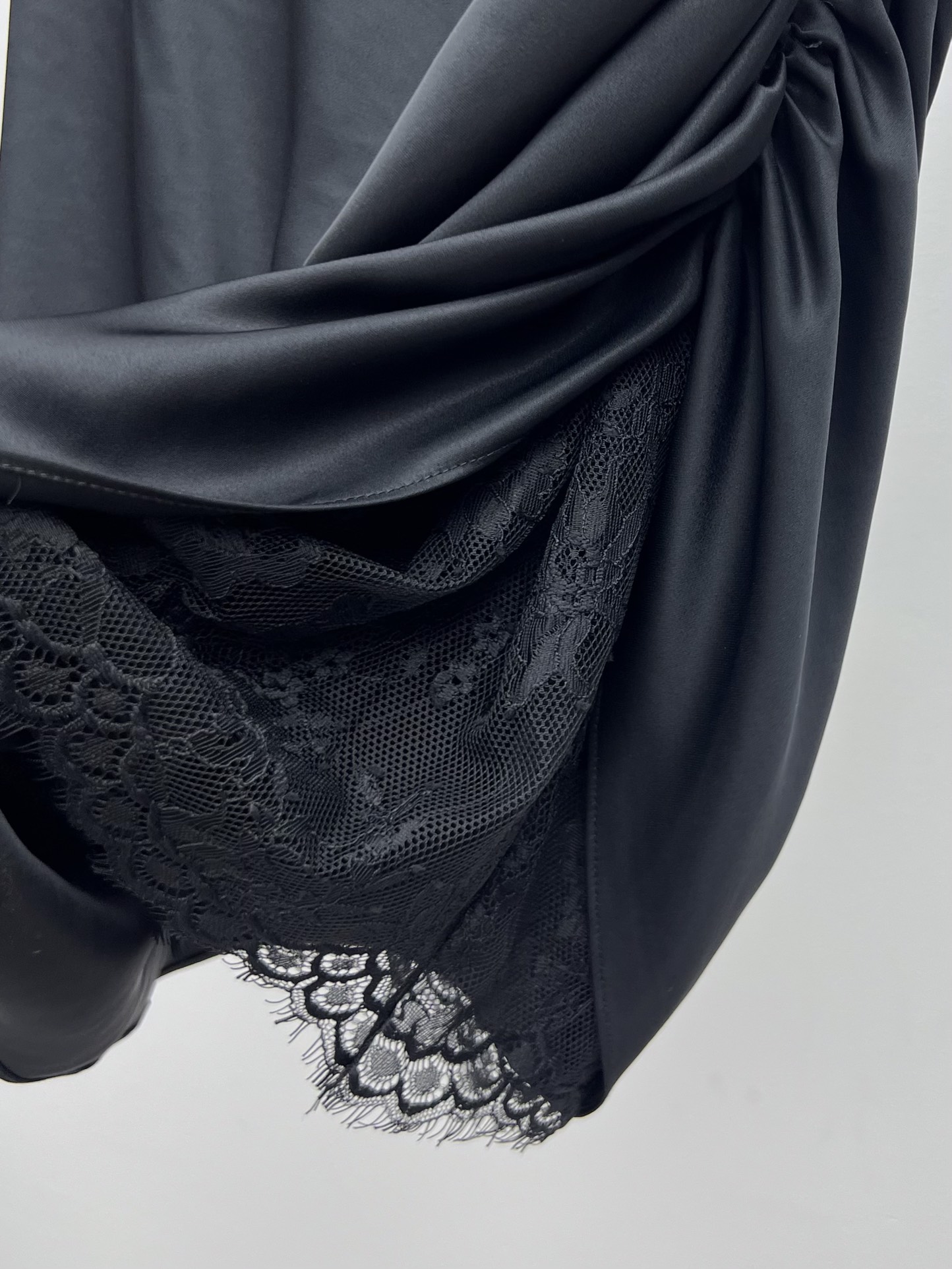 𝗦𝗔𝗜𝗡𝗧 𝗟𝗔𝗨𝗥𝗘𝗡𝗧 Satin and Lace Strapless Dress