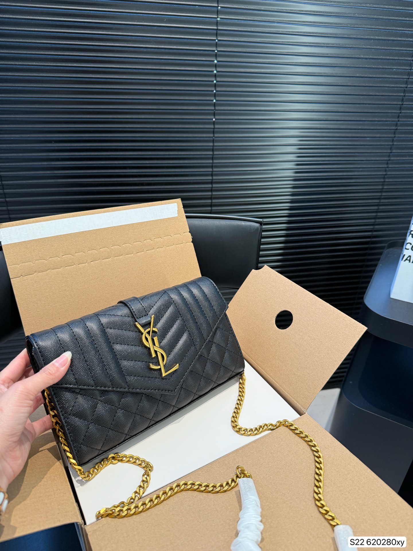 Saint Laurent Original Envelope Bag – Code: 620280