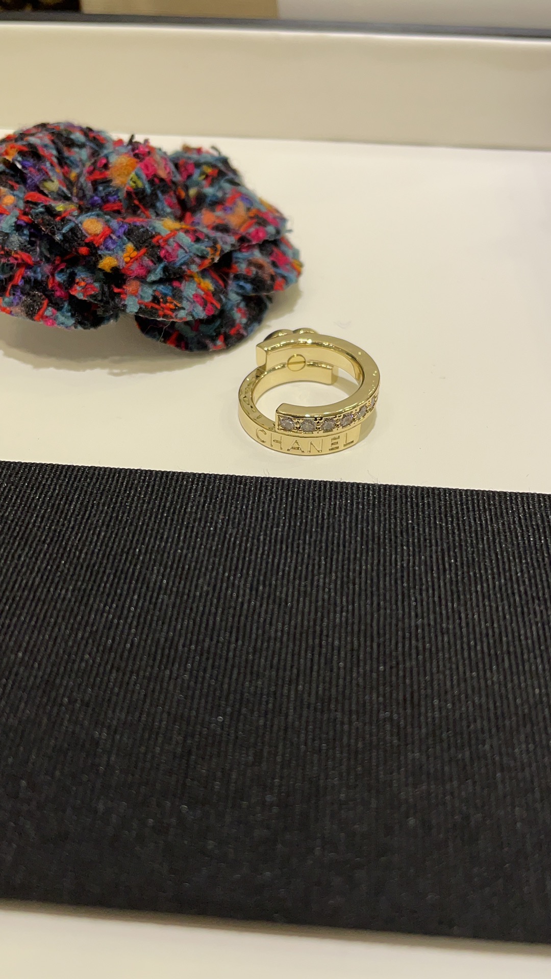 𝑪𝒉𝒂𝒏𝒆𝒍New double-stitched gold double C ring