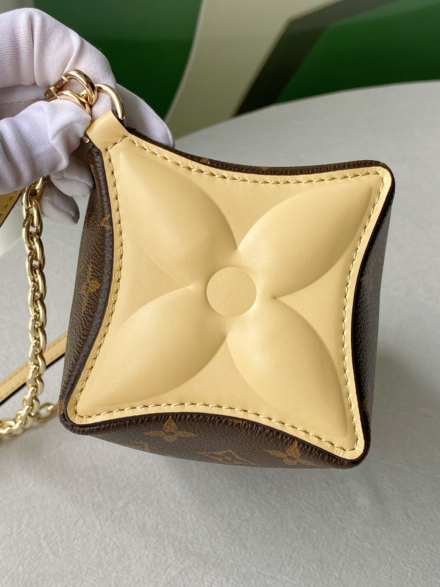 Louis Vuitton M11672 Bloom Pouch Banana Yellow