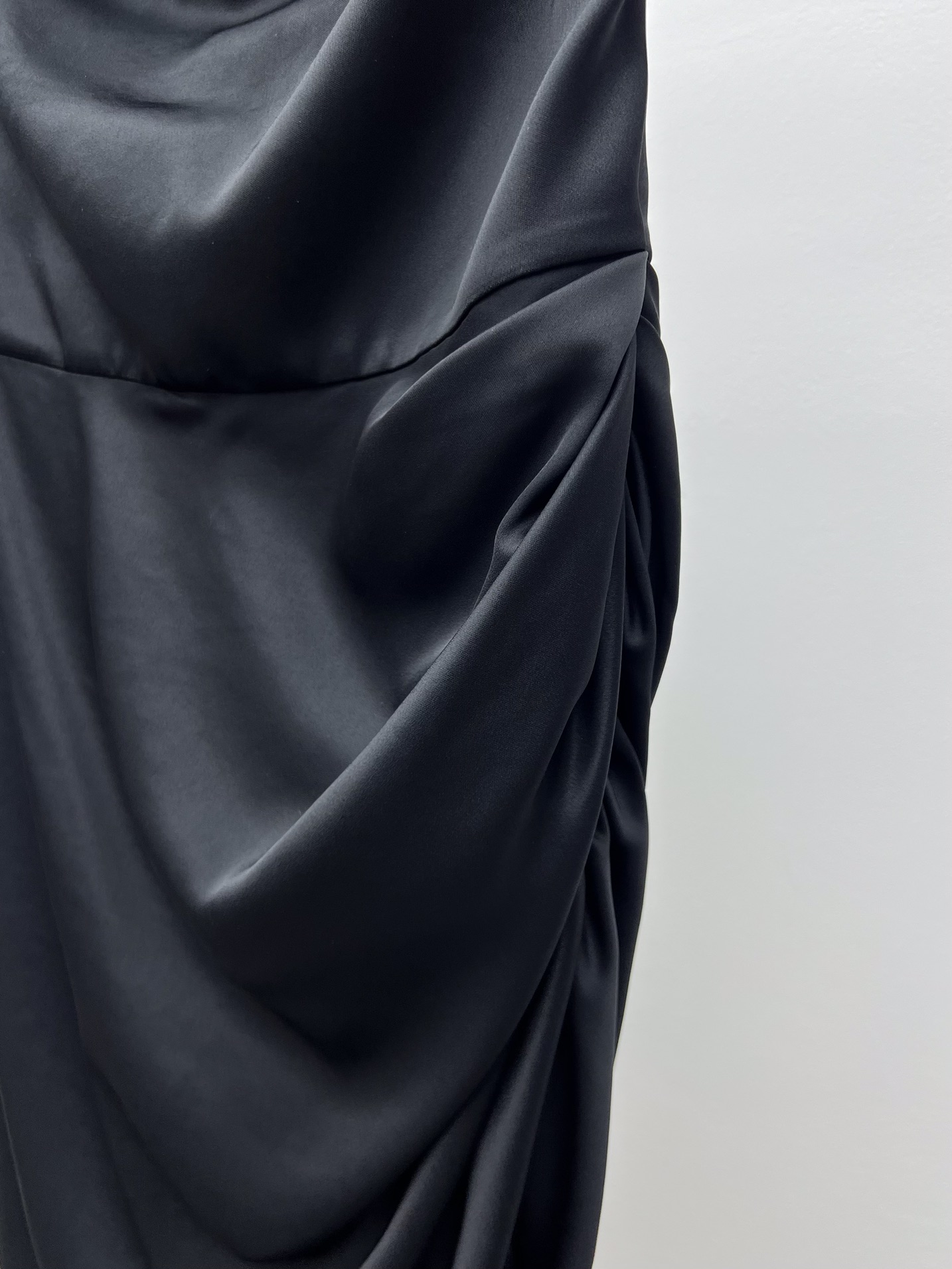 𝗦𝗔𝗜𝗡𝗧 𝗟𝗔𝗨𝗥𝗘𝗡𝗧 Satin and Lace Strapless Dress