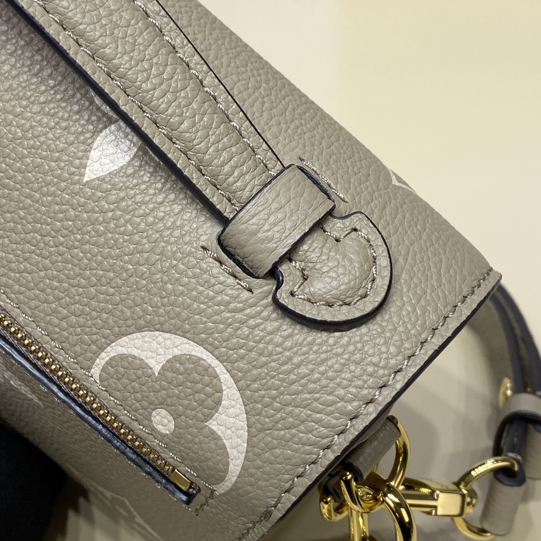 Louis Vuitton M23081 Pochette Métis East West