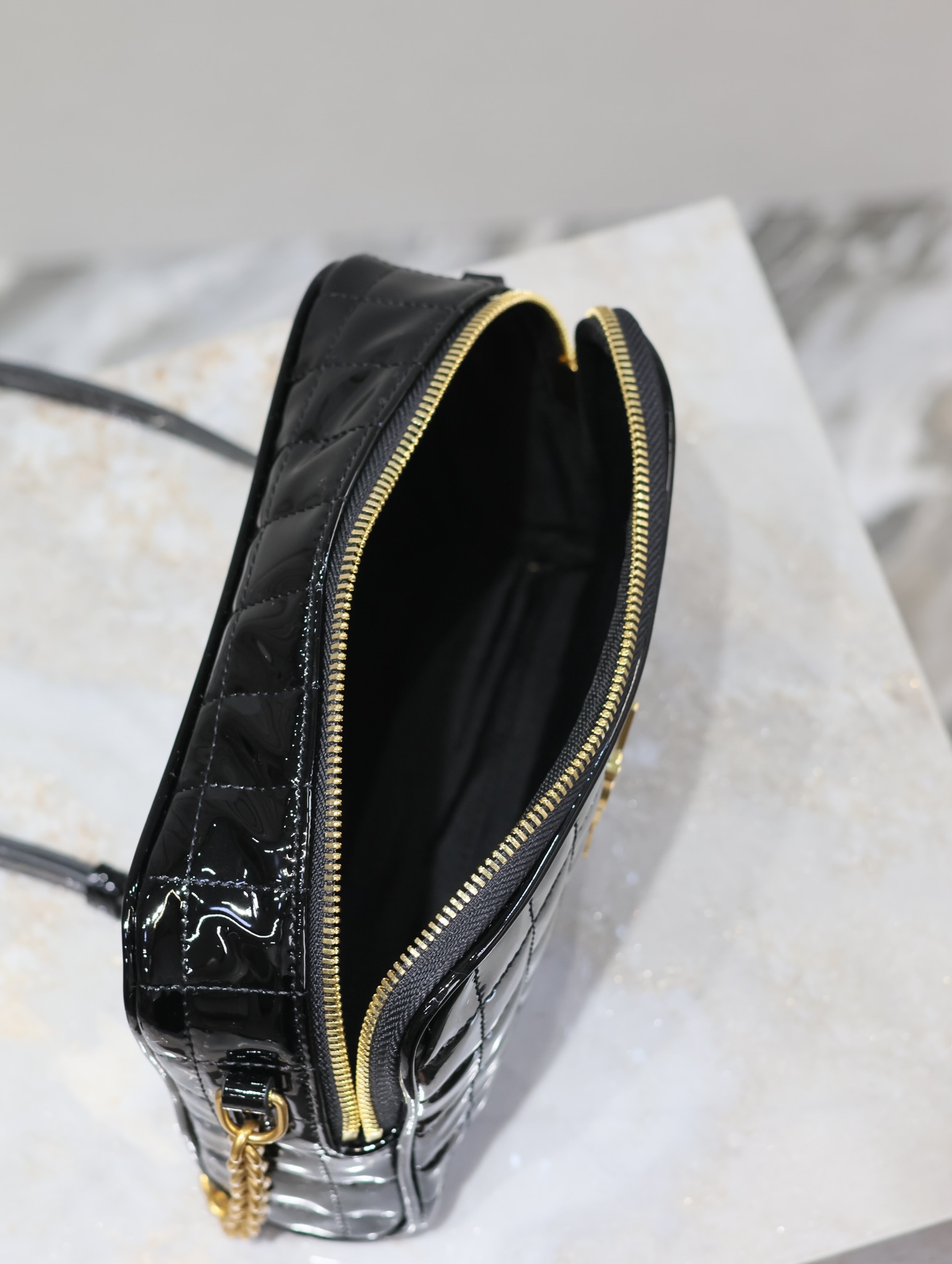 LE CASSANDRE MATELASSÉ CARRÉ Lambskin Camera Bag