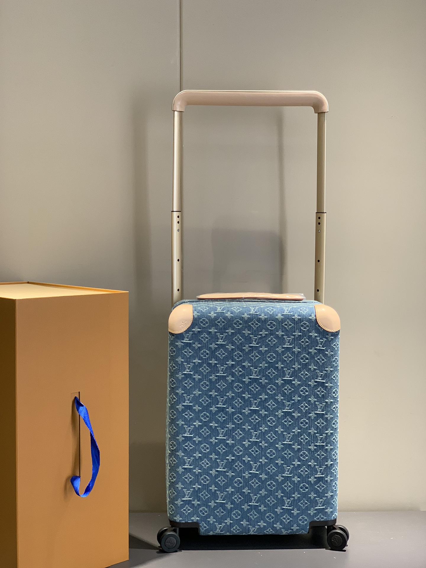 LV-four-wheeled trolley case