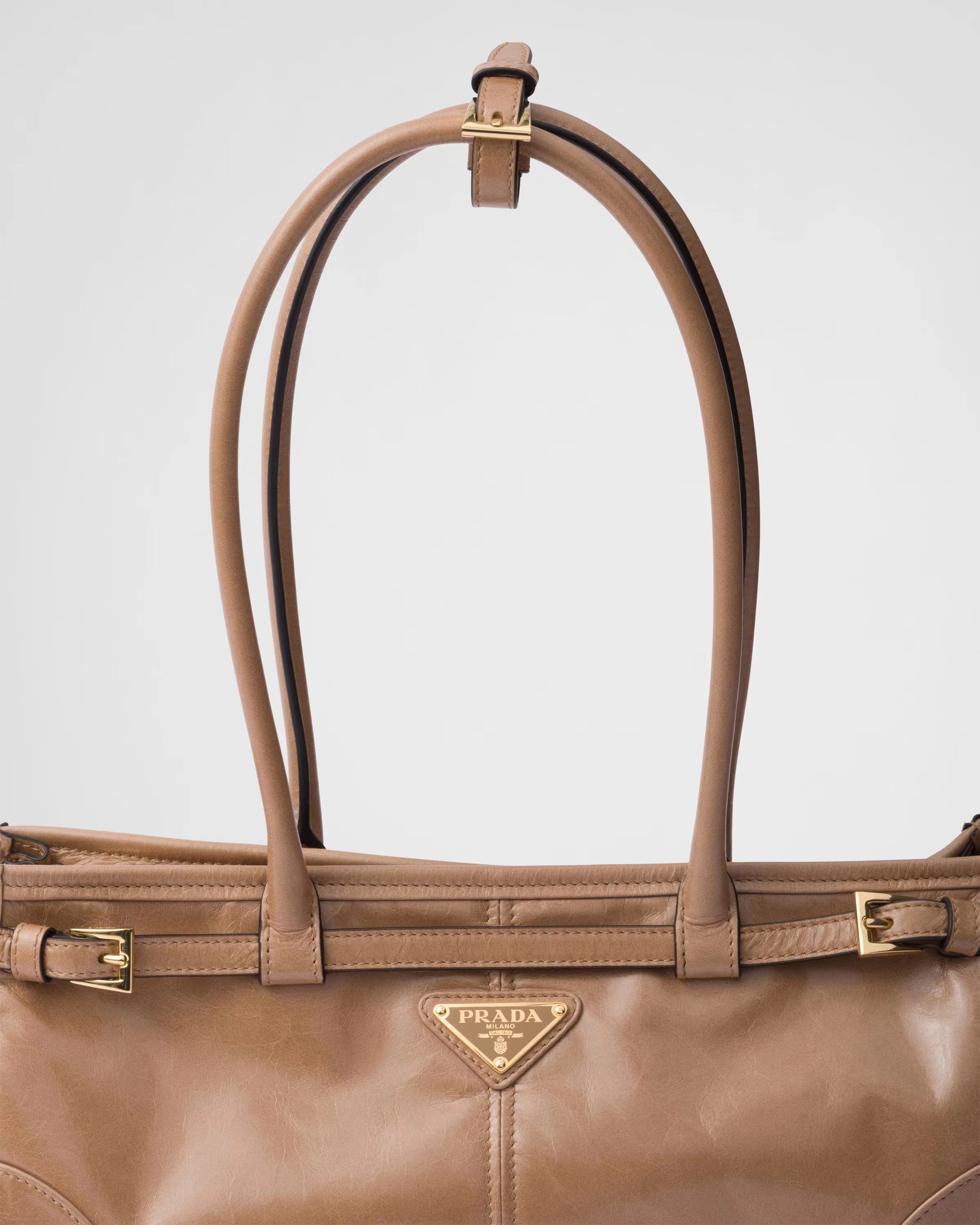 Medium leather handbag