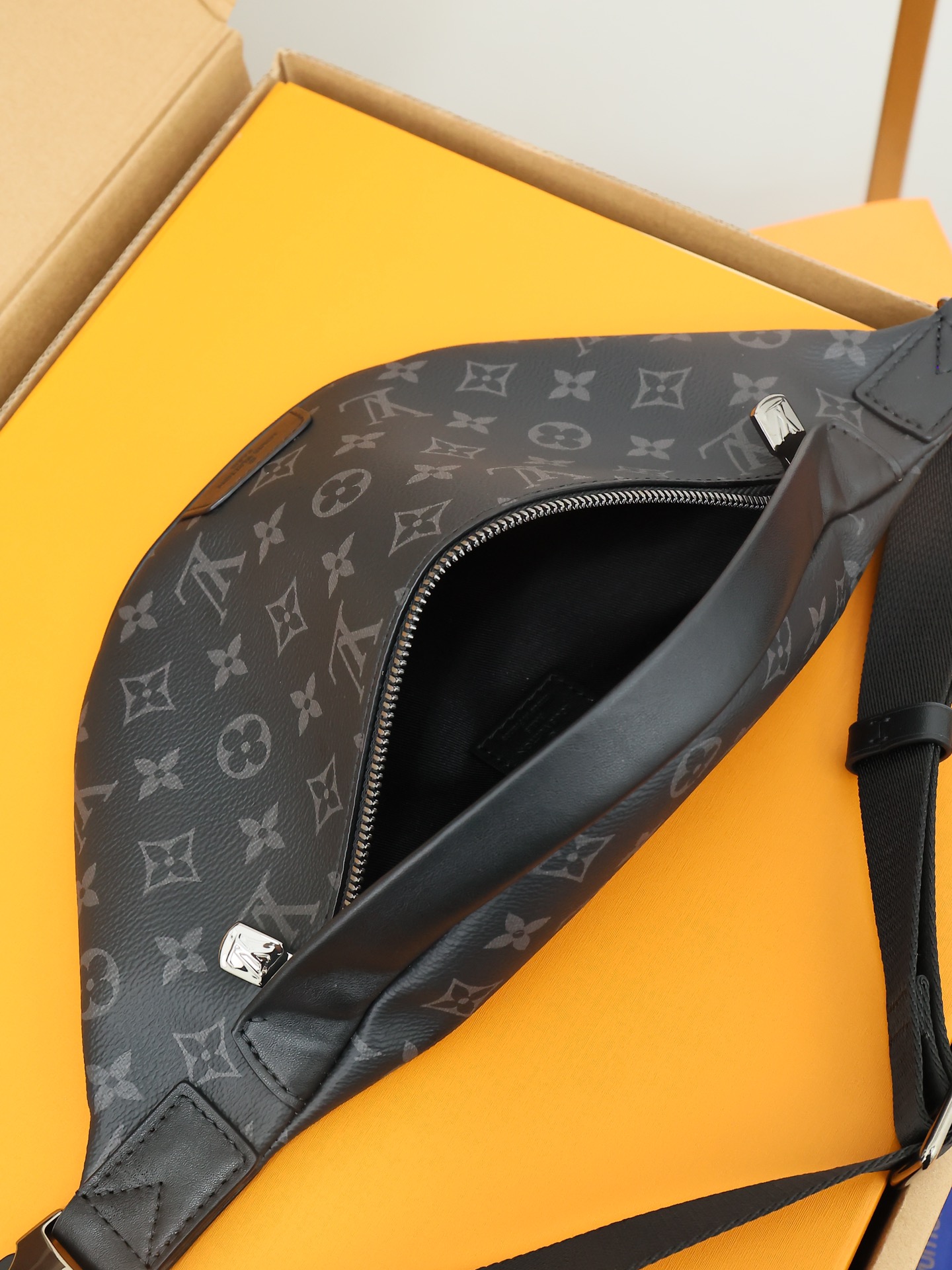 Louis Vuitton M46035 Discovery Bumbag PM