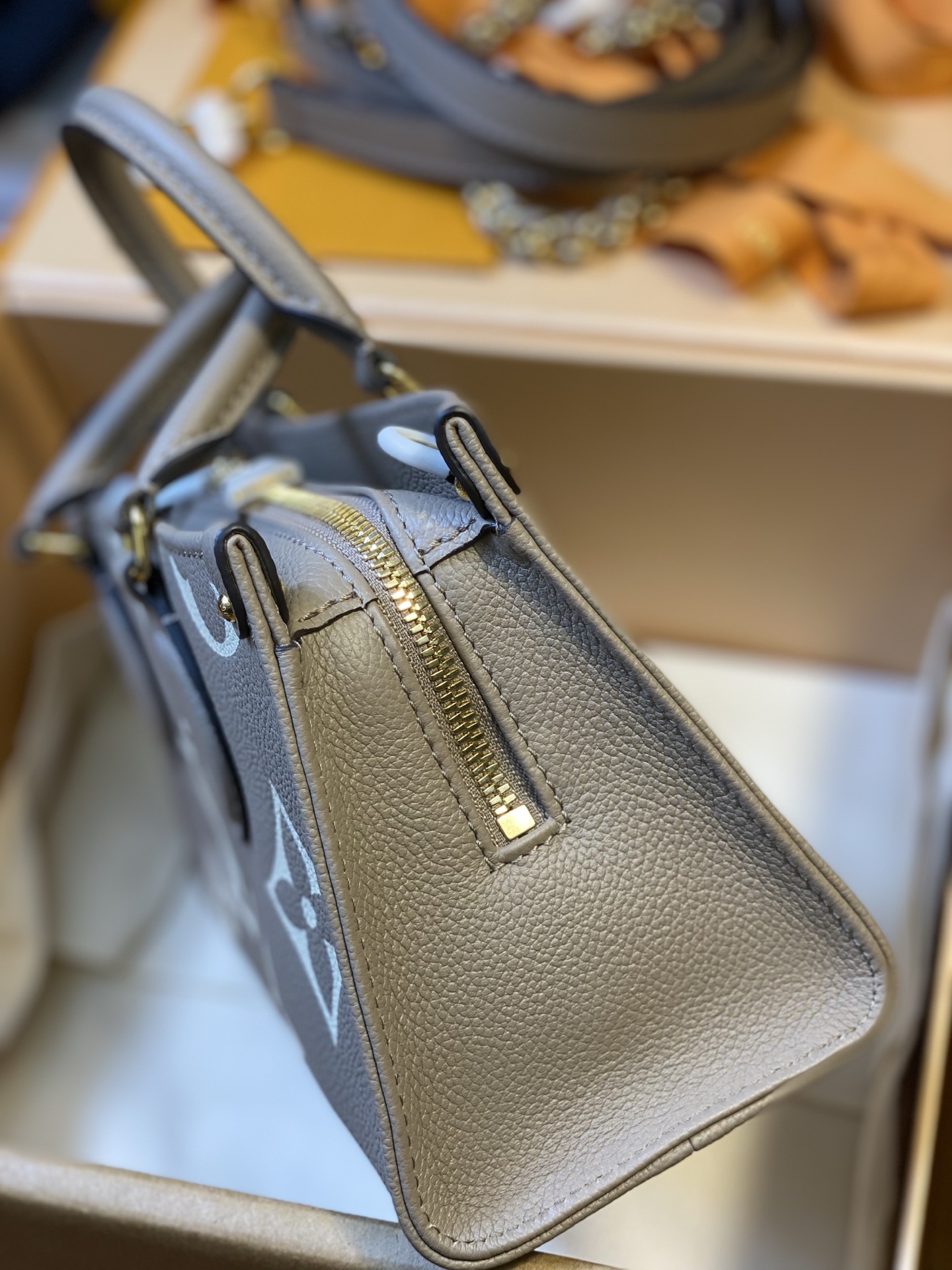 LOUIS VUITTON M14213 OnTheGo East West