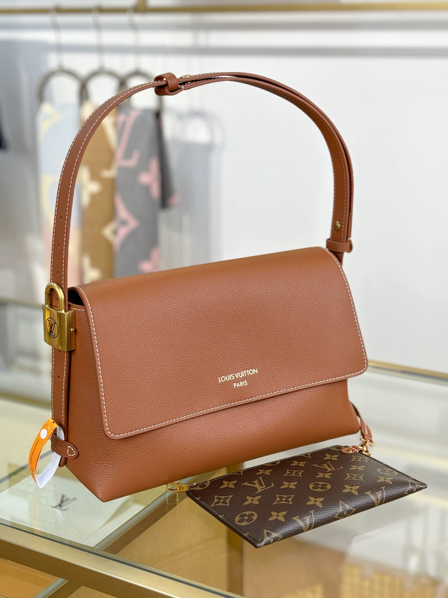 LV M13151 Low Key Messenger