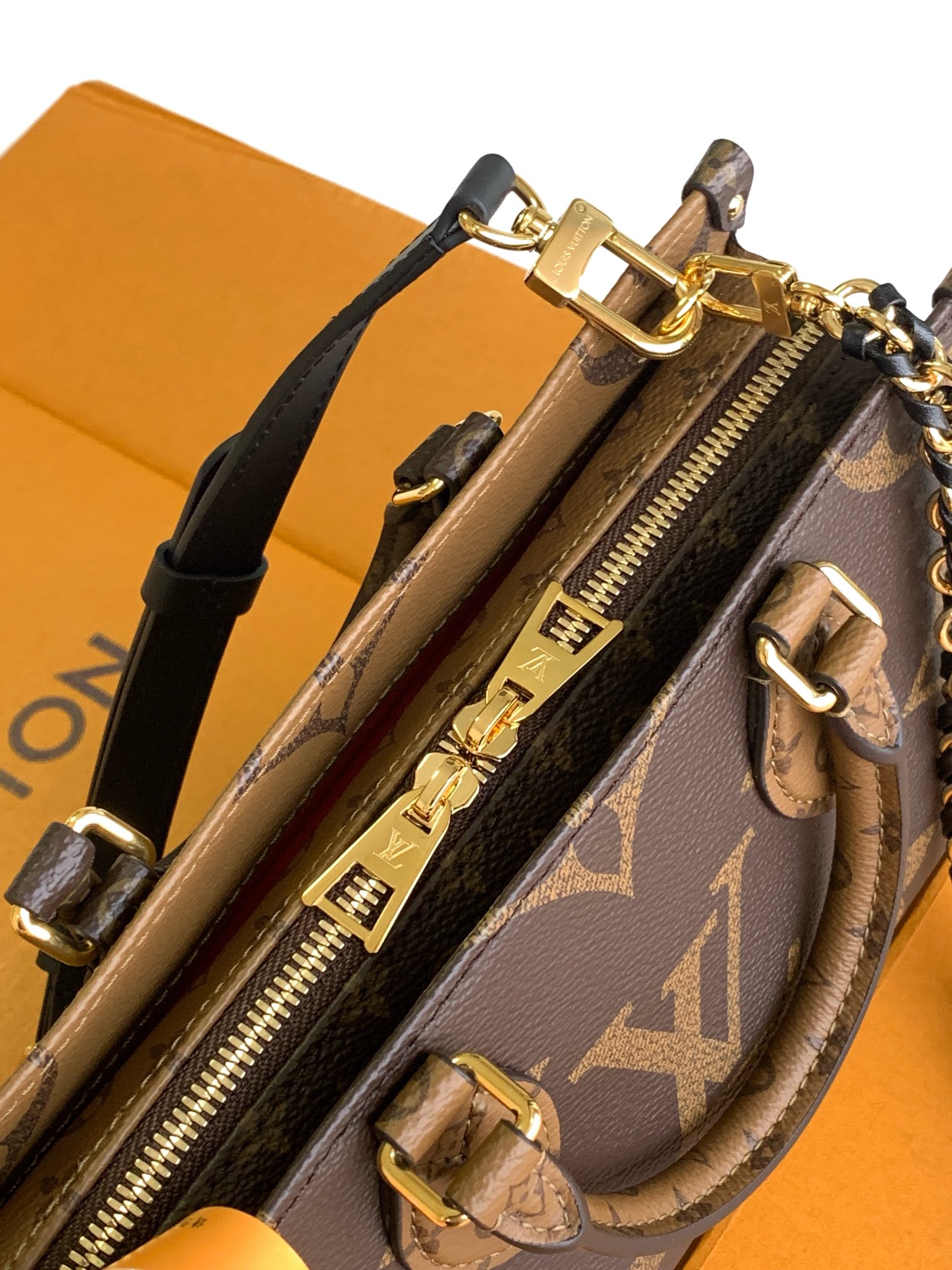 LV M14236 OnTheGo East West Chain