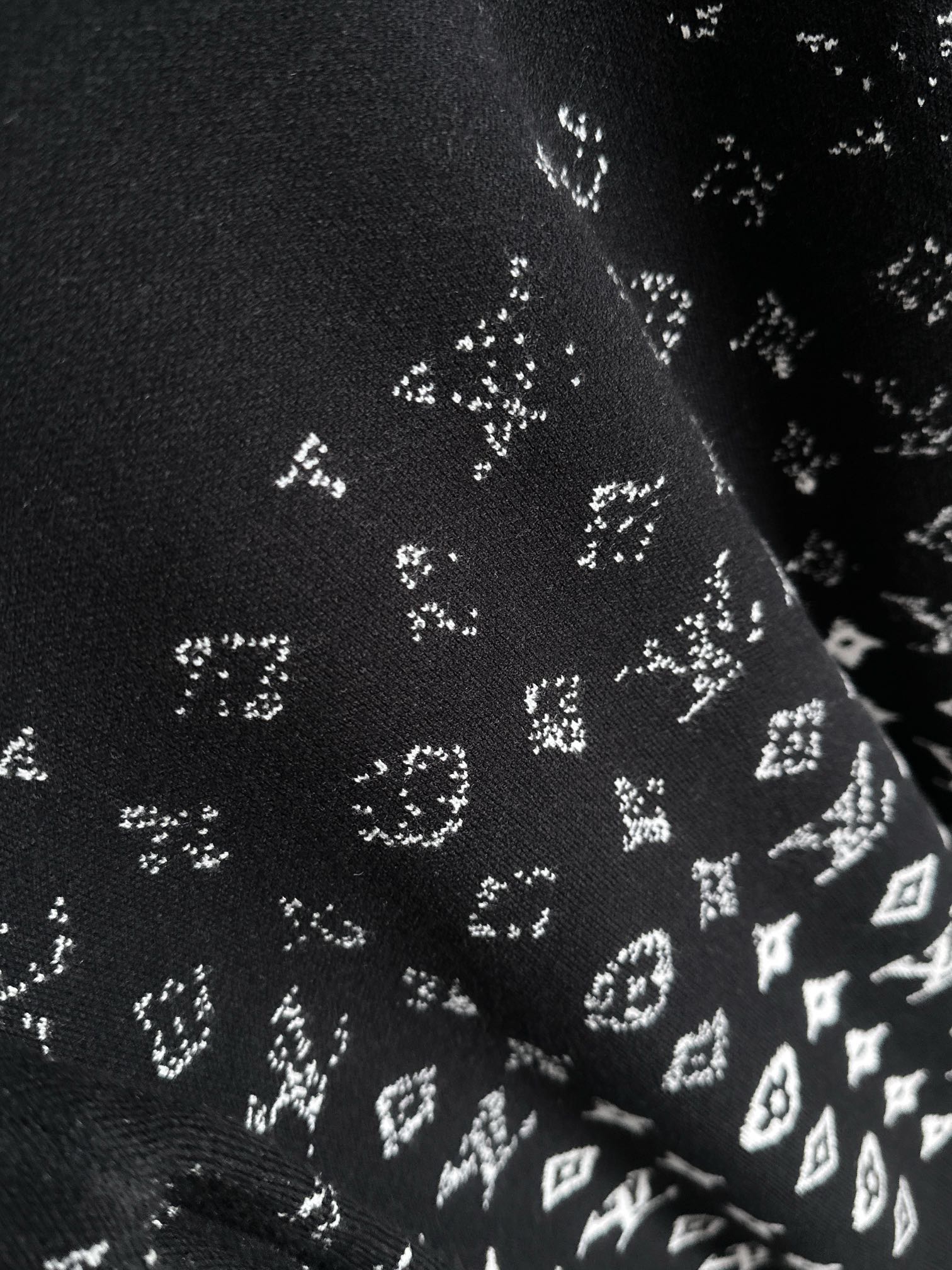 LV 2024 -black sweater