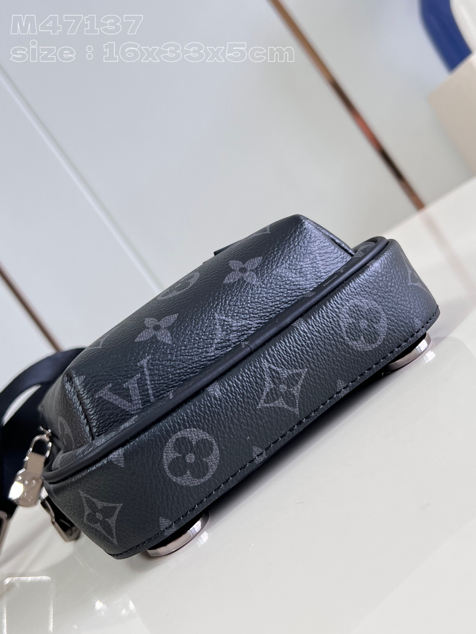 LV-M47137 Avenue Slingbag PM