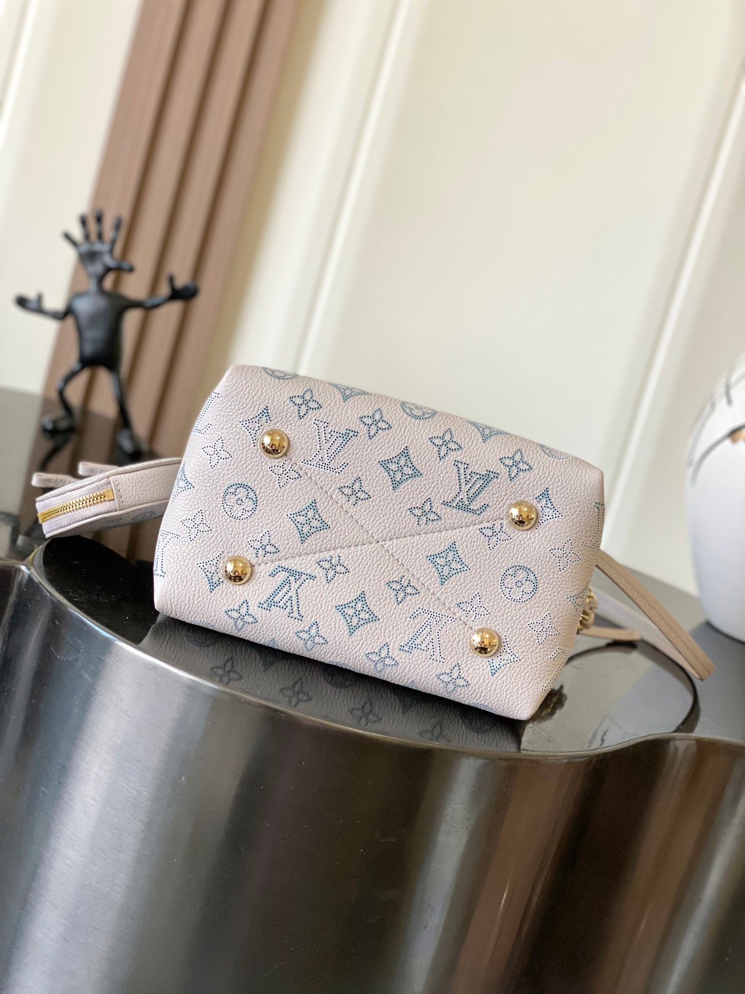 M12125 Flight Mode Bella