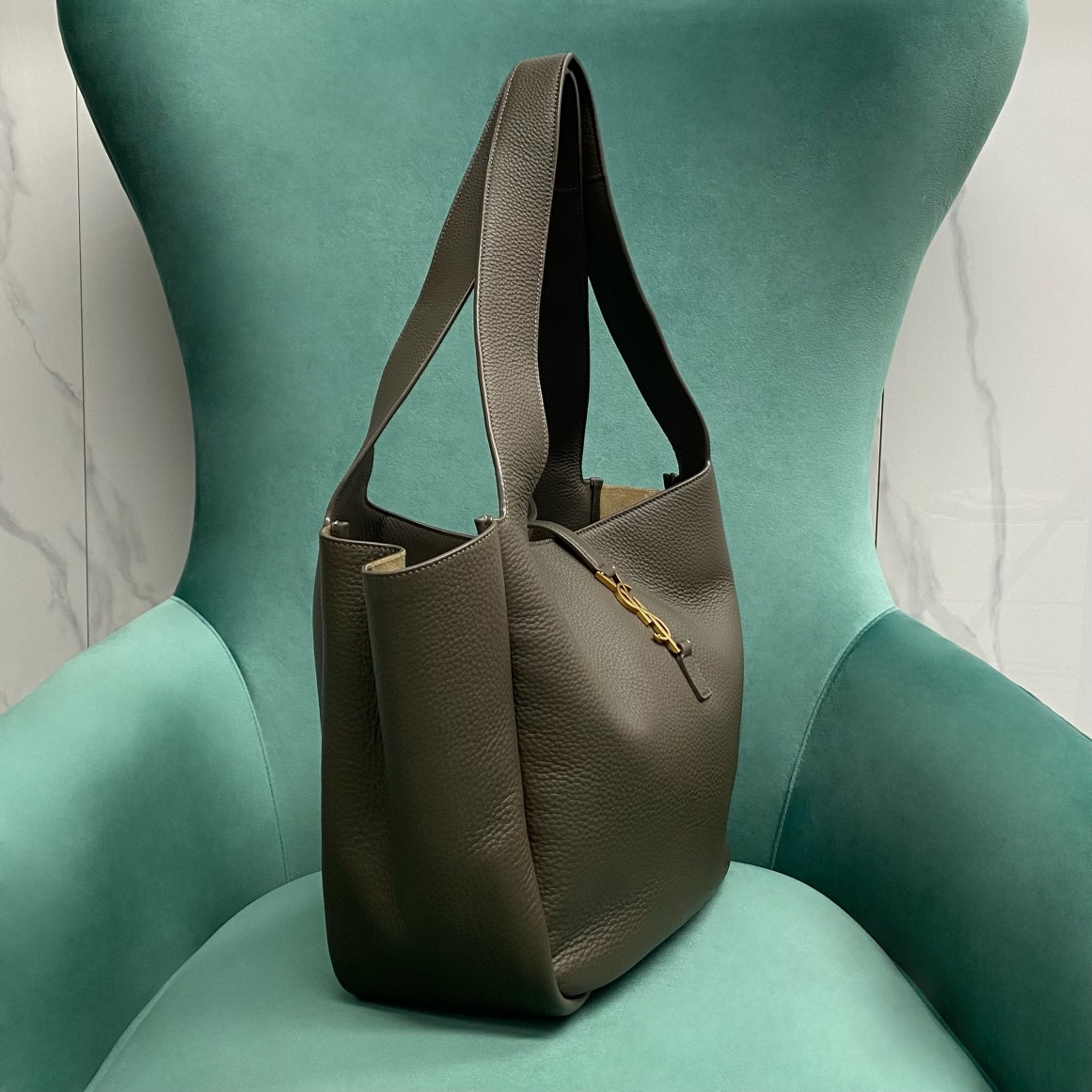 YSL LE 5 À 7 BEA IN GRAINED LEATHER-LIGHT MUSK