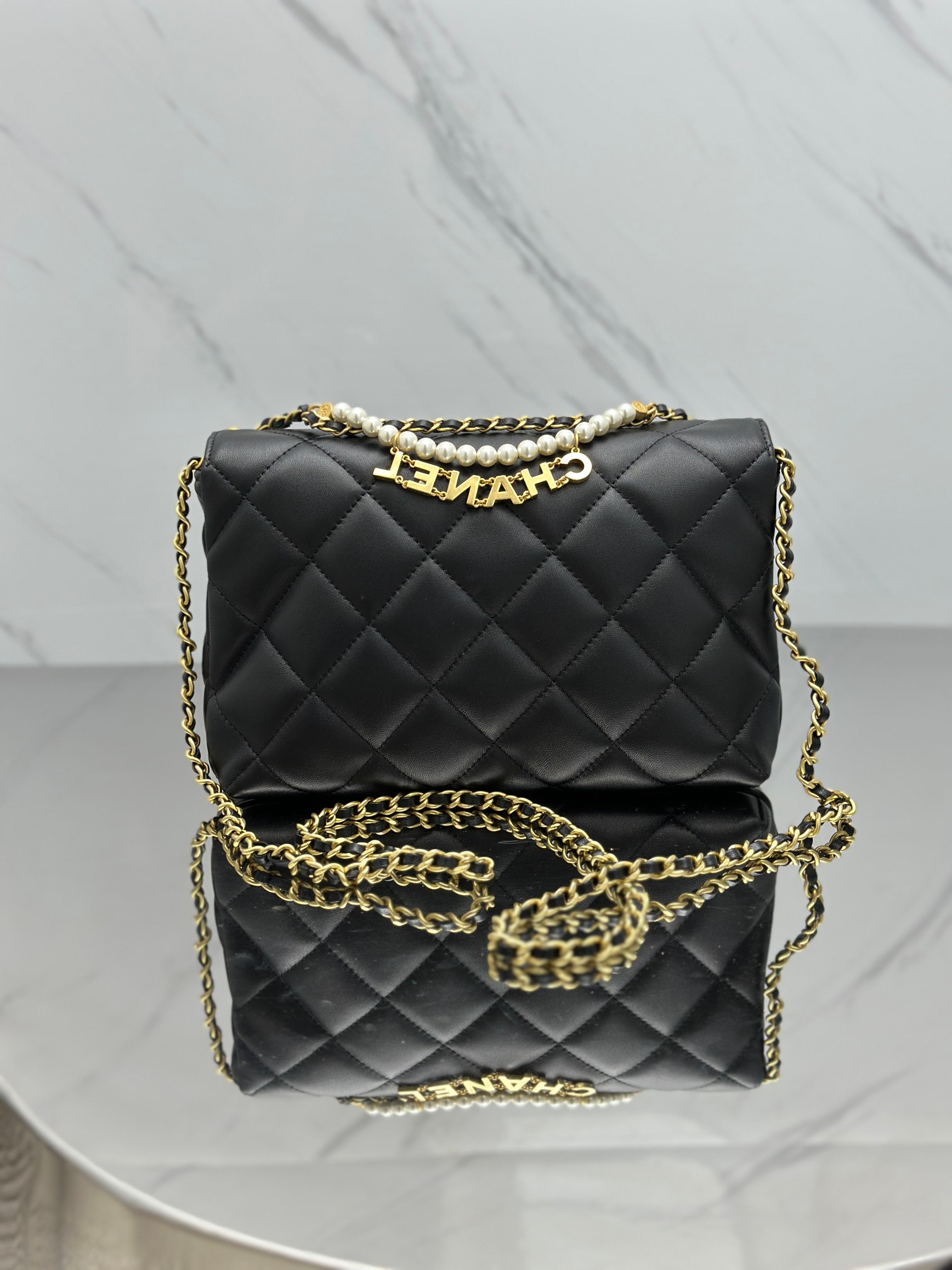 chanel24A pearl chain bag