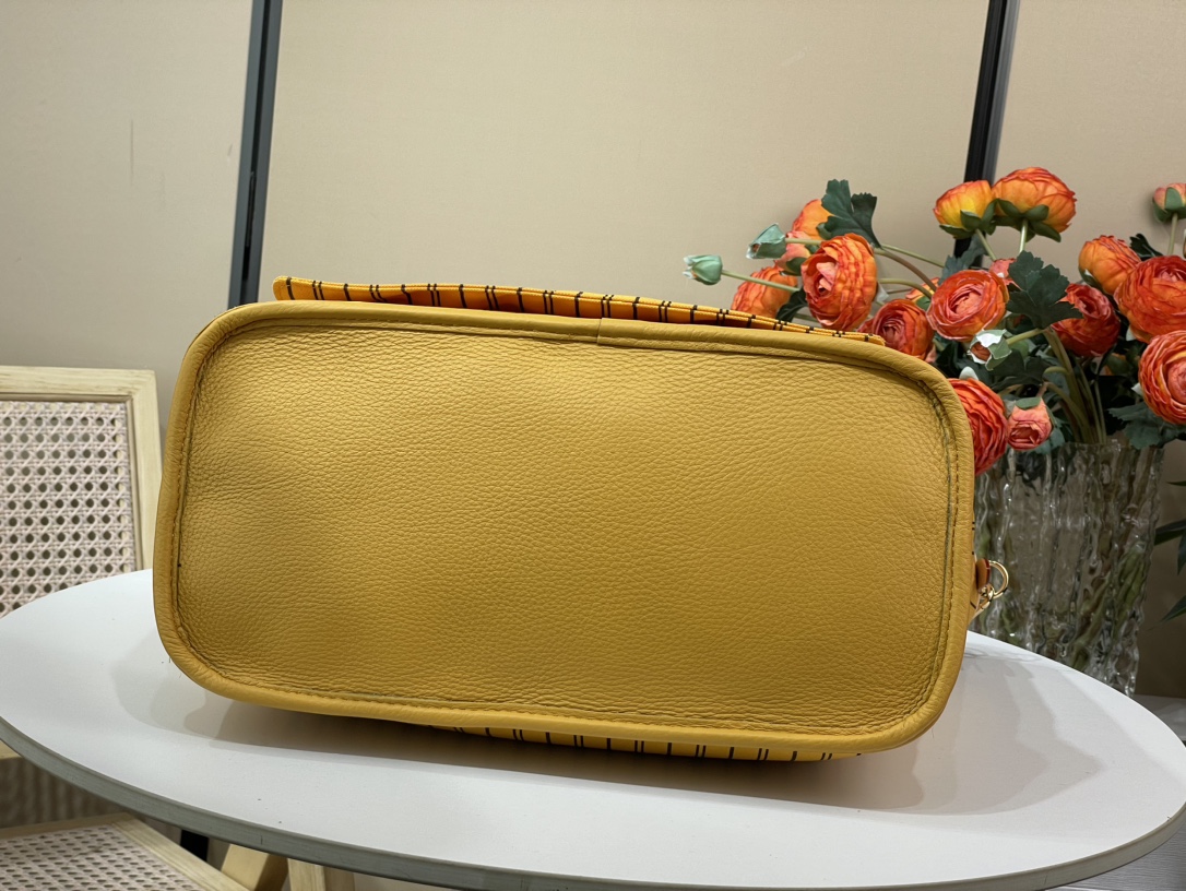 M11947 New Reversible Neverfull Bandoulière Inside Out MM