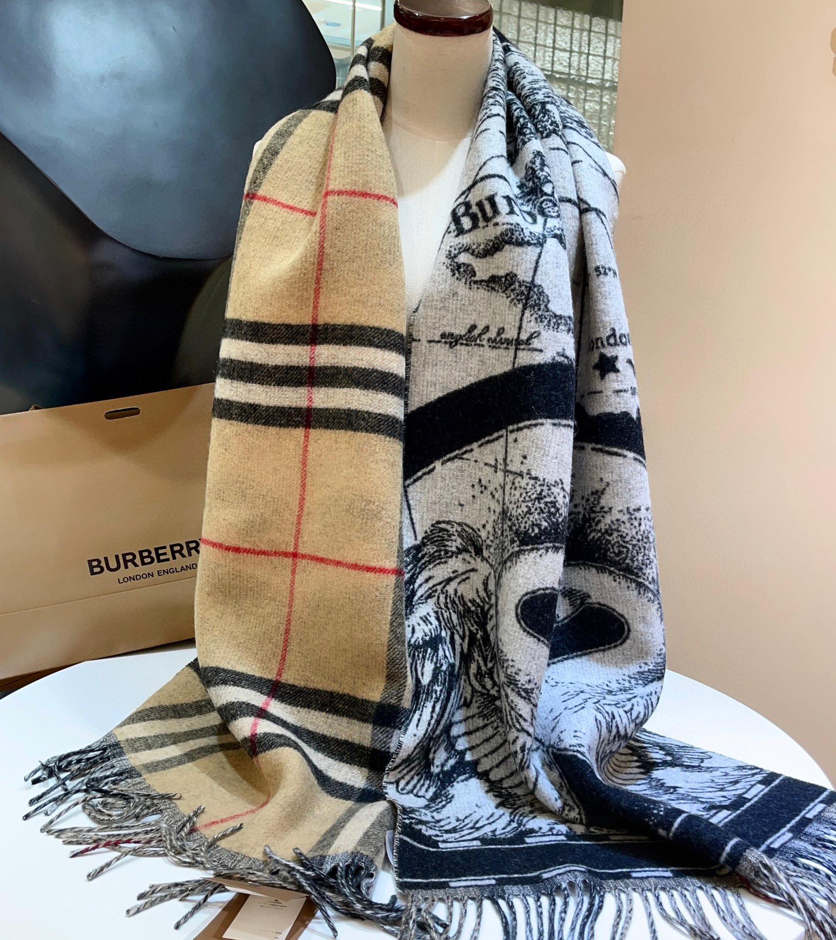 𝐁𝐮𝐫𝐛𝐞𝐫𝐫𝐲 Spliced Swan Scarf
