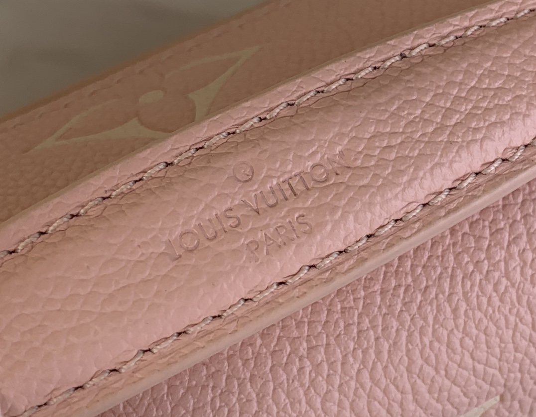 LV-M14208 Pochette Métis East West