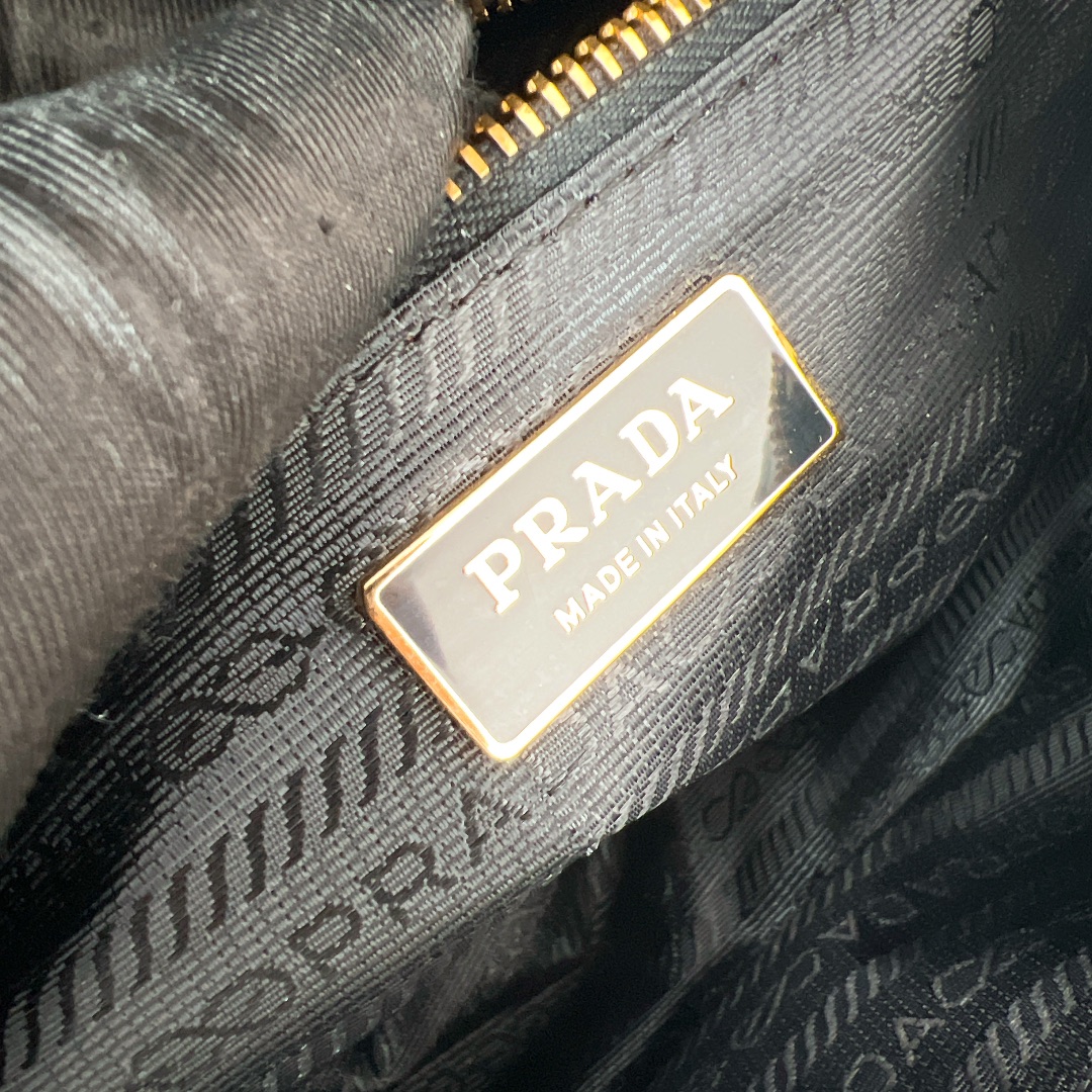 Prada-2025 Oil-Wax Leather Dangel Bag 1BB138-White