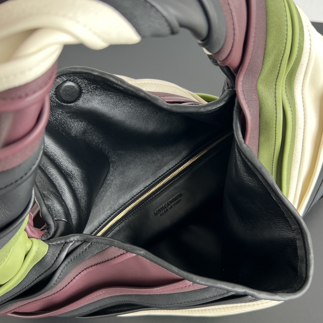 Bv New Runway HOP Bag (Model 786193)