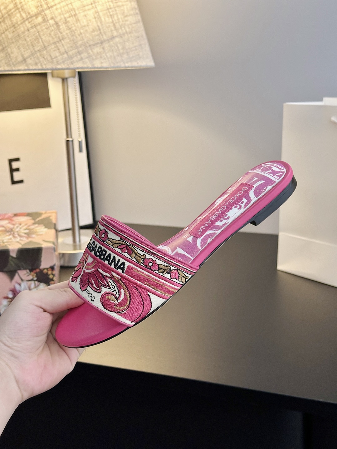 𝐃𝐎𝐋𝐂𝐄 & 𝐆𝐀𝐁𝐁𝐀𝐍𝐀 Summer Fashion Slides – LGOG Celebrity Style