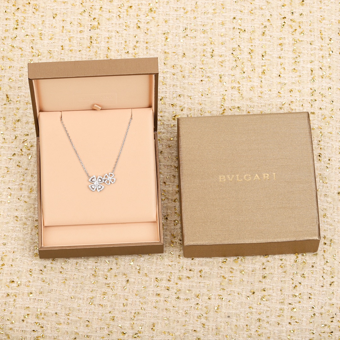 Necklace with diamond petals