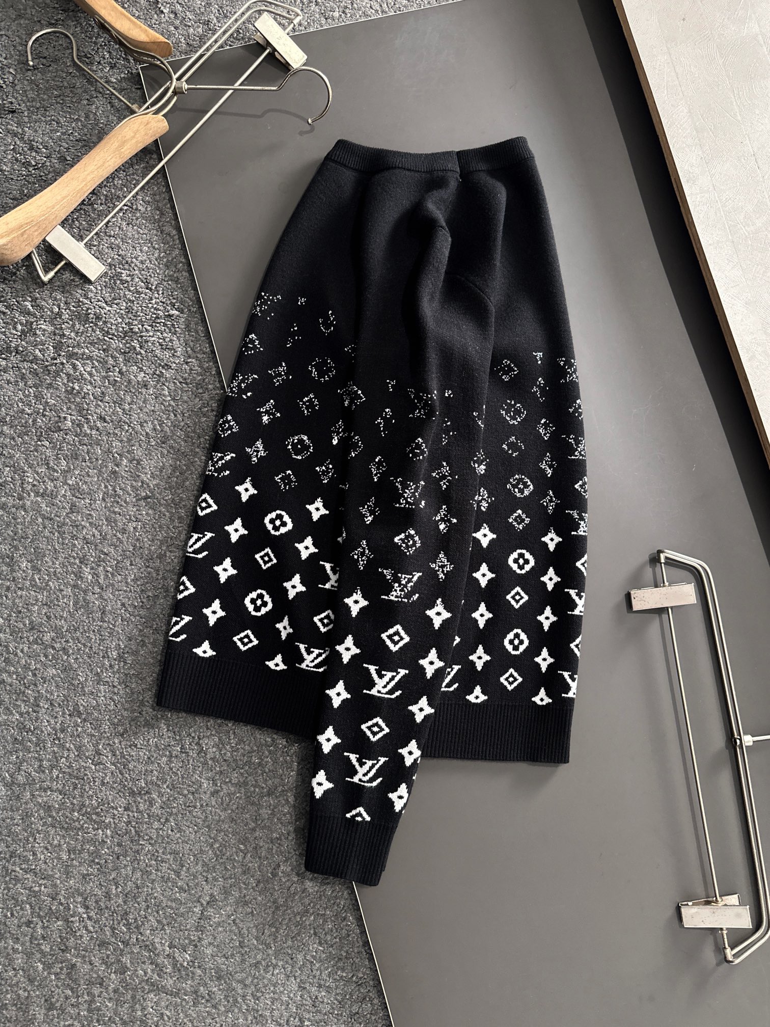 LV 2024 -black sweater