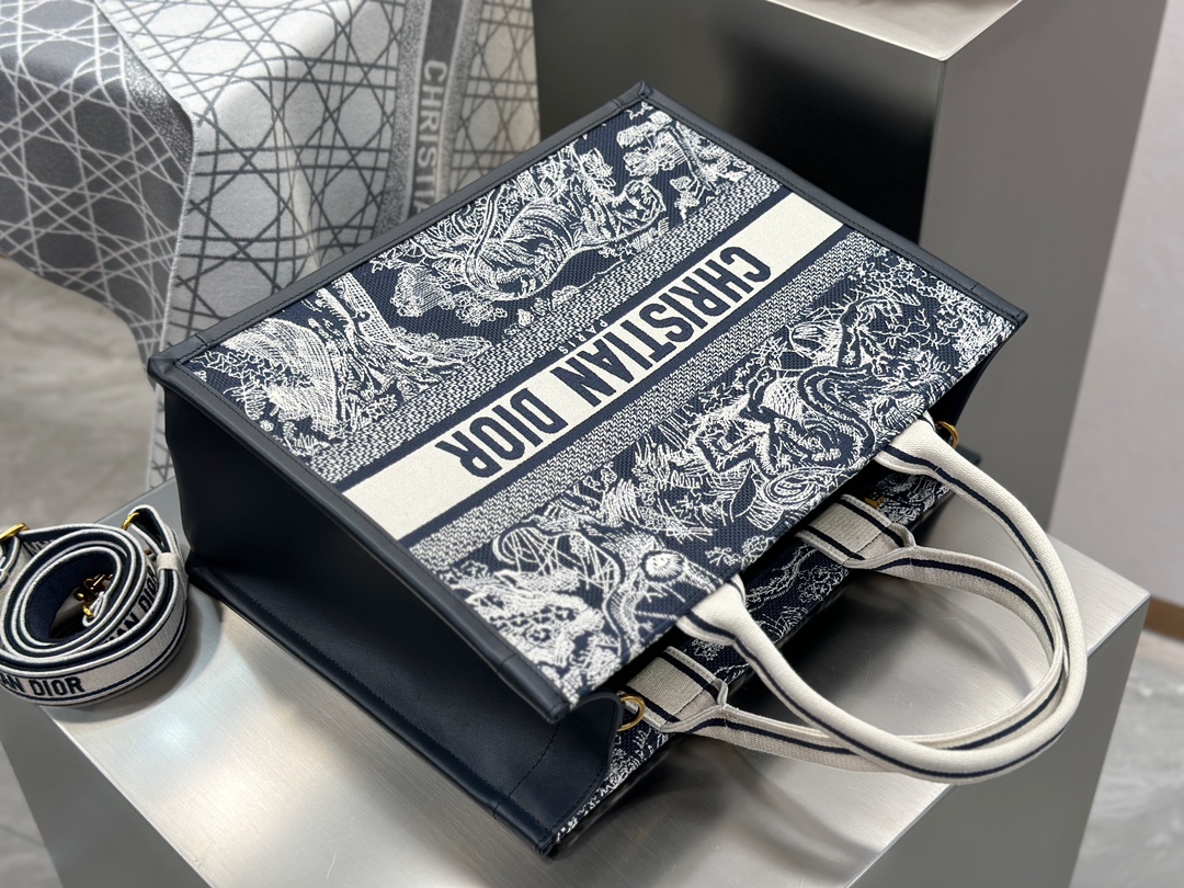 𝗗𝗶𝗼𝗿 𝗕𝗼𝗼𝗸 𝗧𝗼𝘁𝗲 New leather tote bag