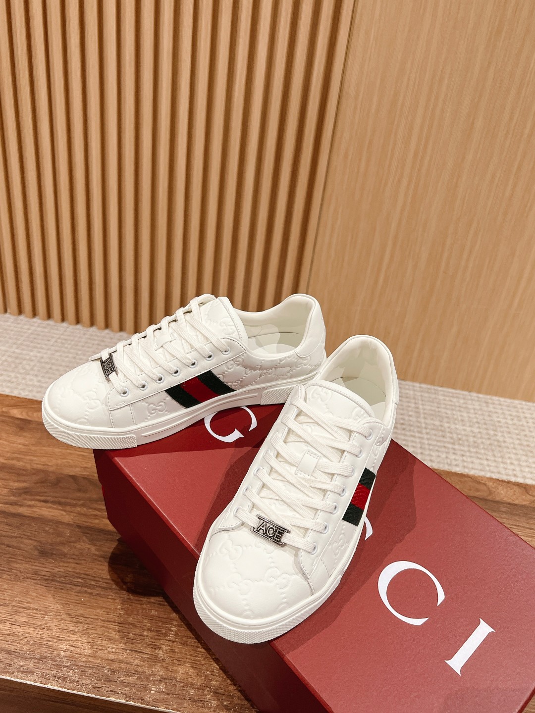 𝙂𝙪𝙘𝙘𝙞 𝘼𝙘𝙚#White