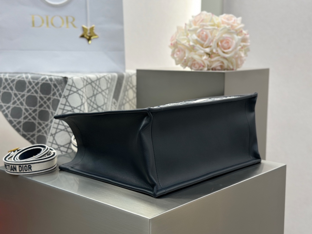 𝗗𝗶𝗼𝗿 𝗕𝗼𝗼𝗸 𝗧𝗼𝘁𝗲 New leather tote bag