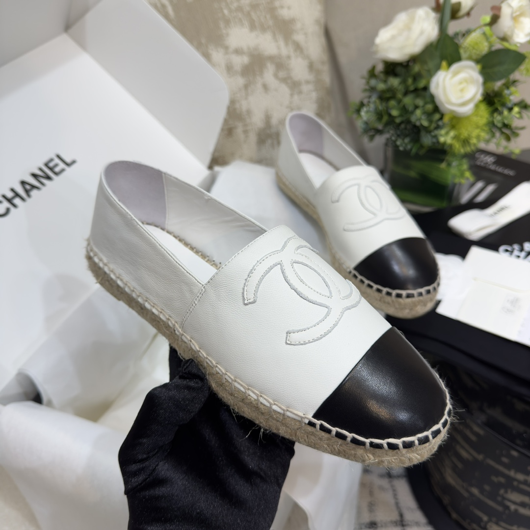 CHANEL Lazy fisherman shoes-white