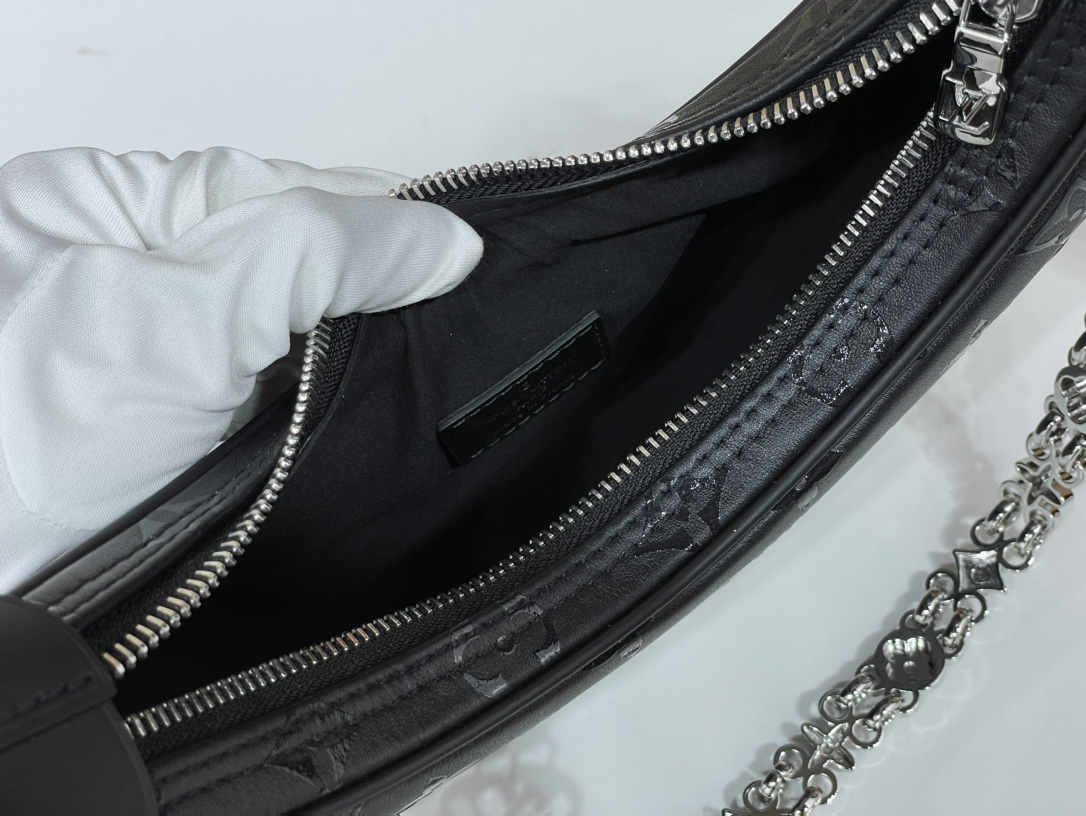 Louis Vuitton M11267 Loop Fashion Leather