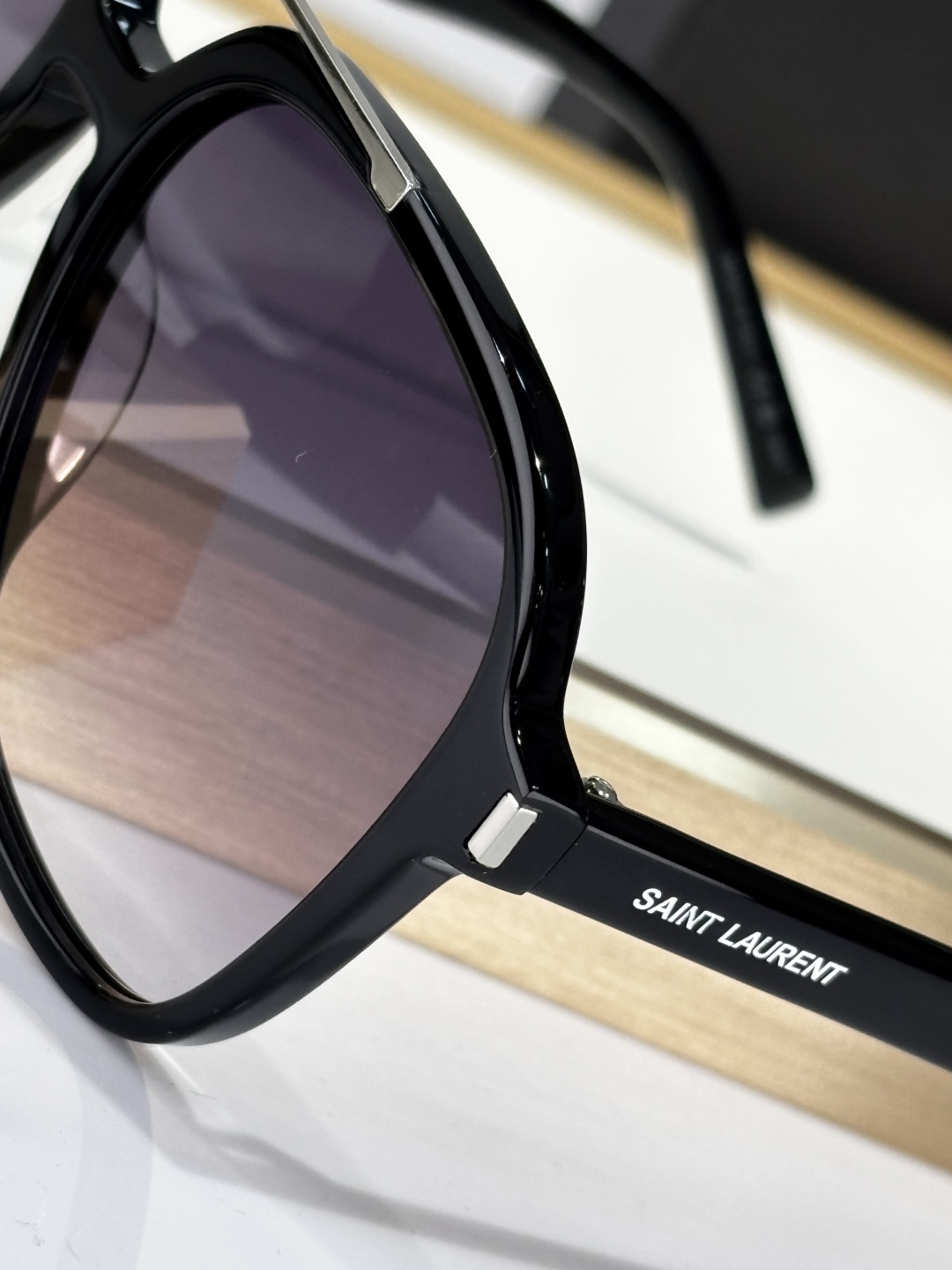 SAINT LAURENT – Model SL545