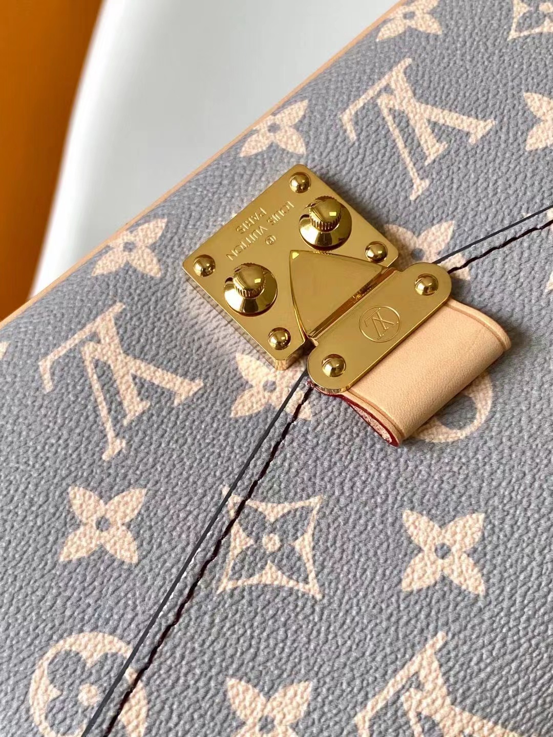 Louis Vuitton Pochette Métis East West M12429