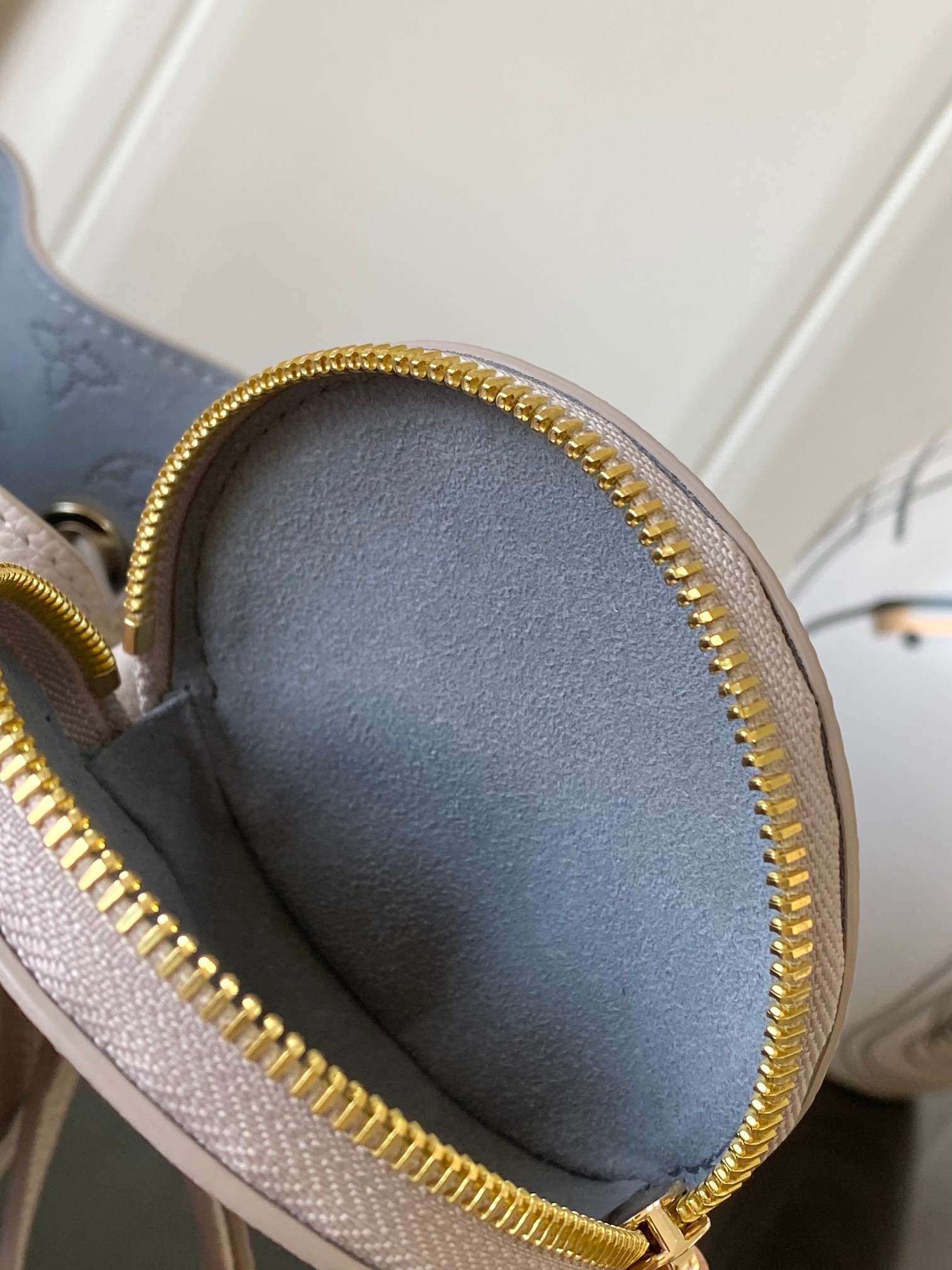 M12125 Flight Mode Bella