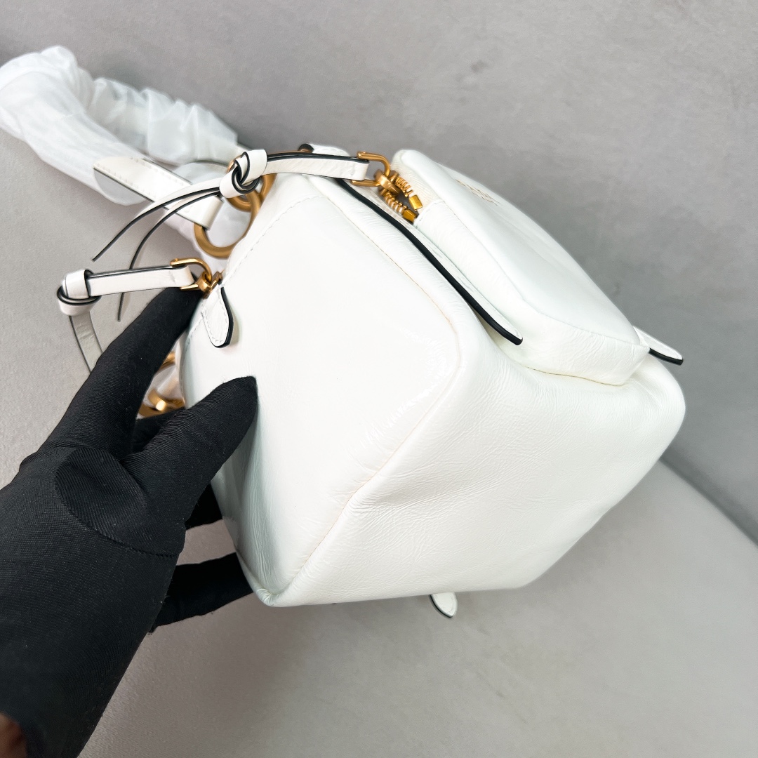 2025 Oil-Wax Leather Dangel Bag 1BB137-white