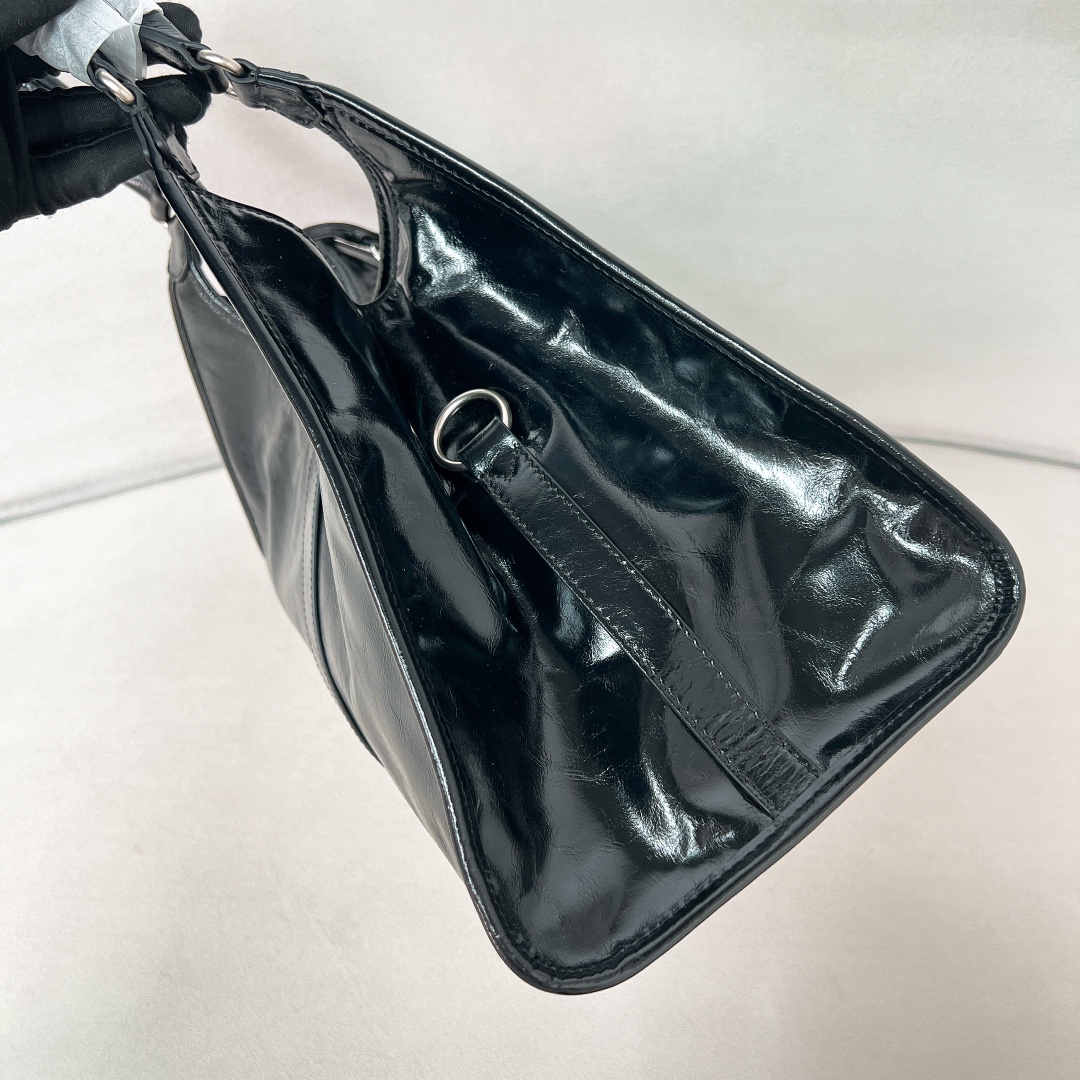 Prada- 2025 Oil-Wax Leather Signature Bag 1BG570