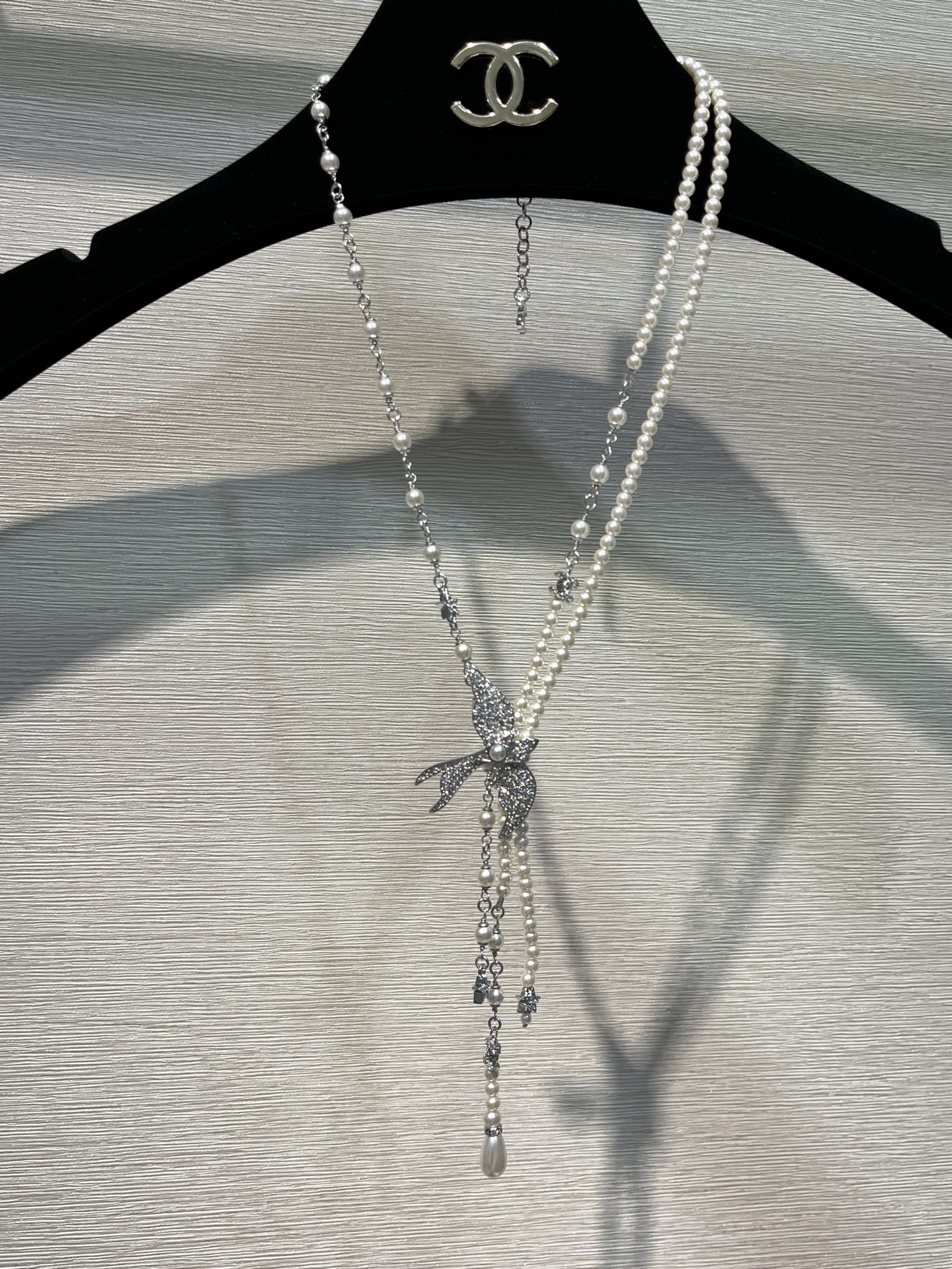 CHANEL 25S New Silver Bird-Inspired Double C Pearl Necklace / Sweater Chain