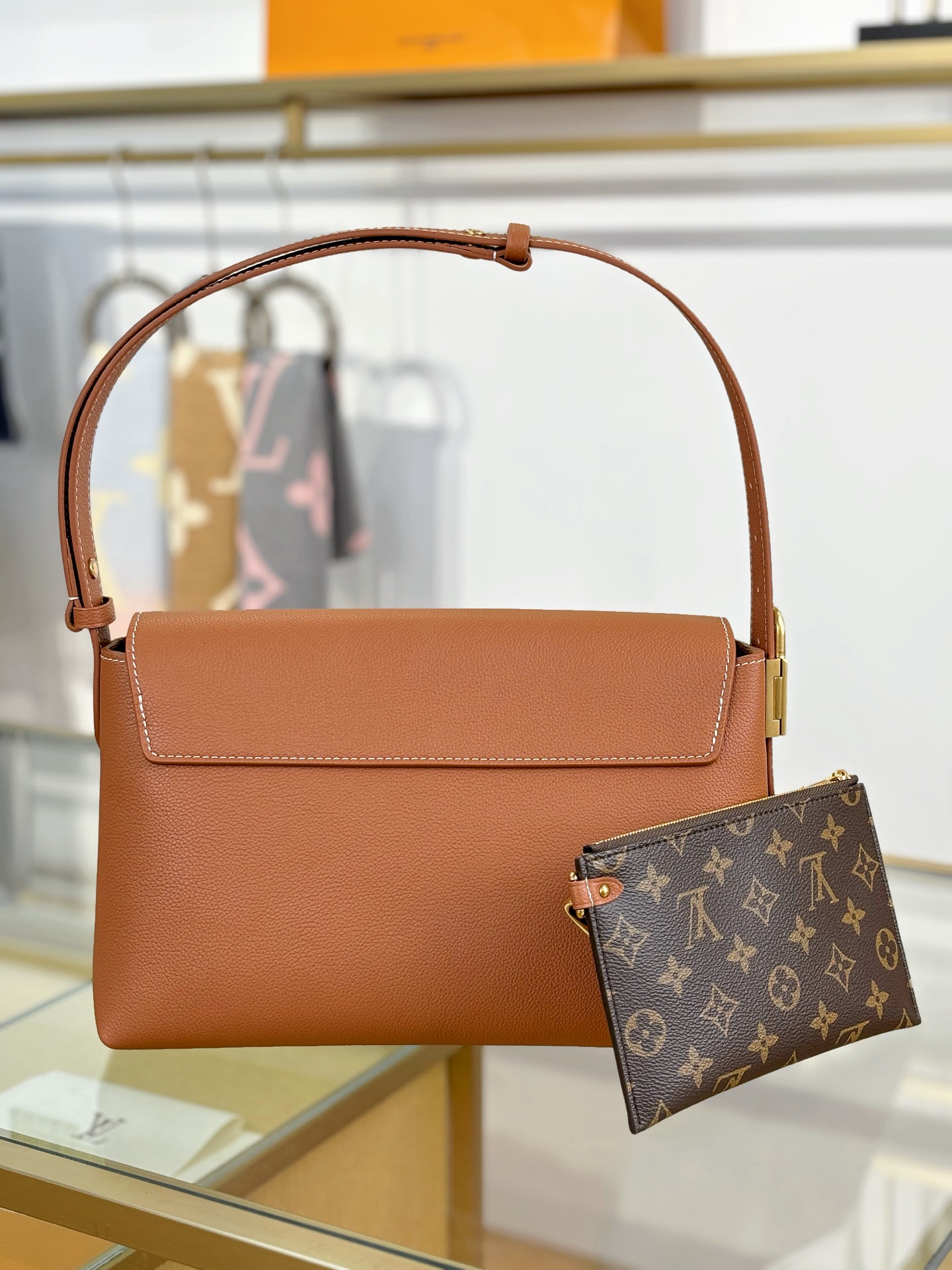 LV M13151 Low Key Messenger