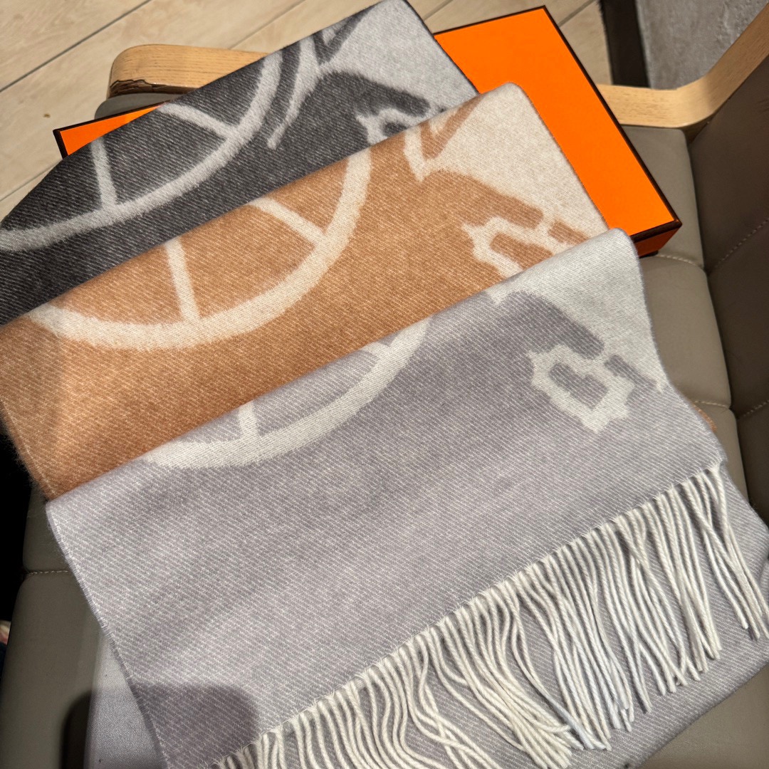 Hermes- double jacquard scarf with thick fringe