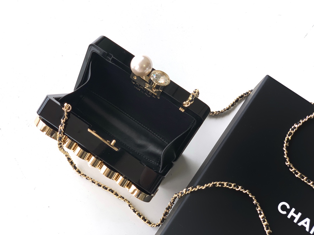 CHANEL 25A Ready-to-Wear Collection – Diamond Box Clutch Has Arrived!
