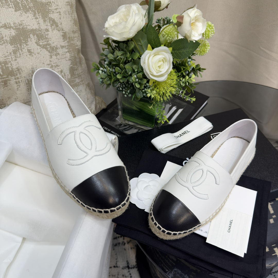 CHANEL Lazy fisherman shoes-white