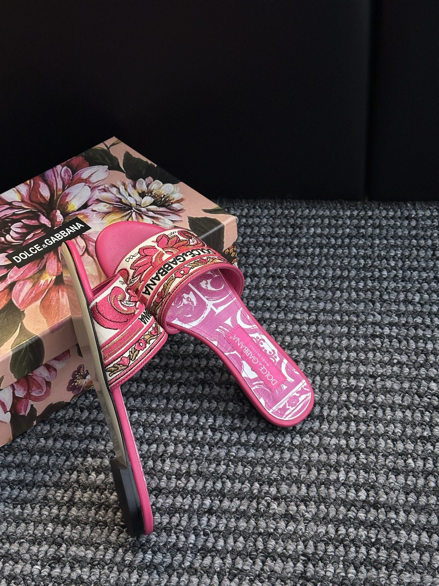 𝐃𝐎𝐋𝐂𝐄 & 𝐆𝐀𝐁𝐁𝐀𝐍𝐀 Summer Fashion Slides – LGOG Celebrity Style