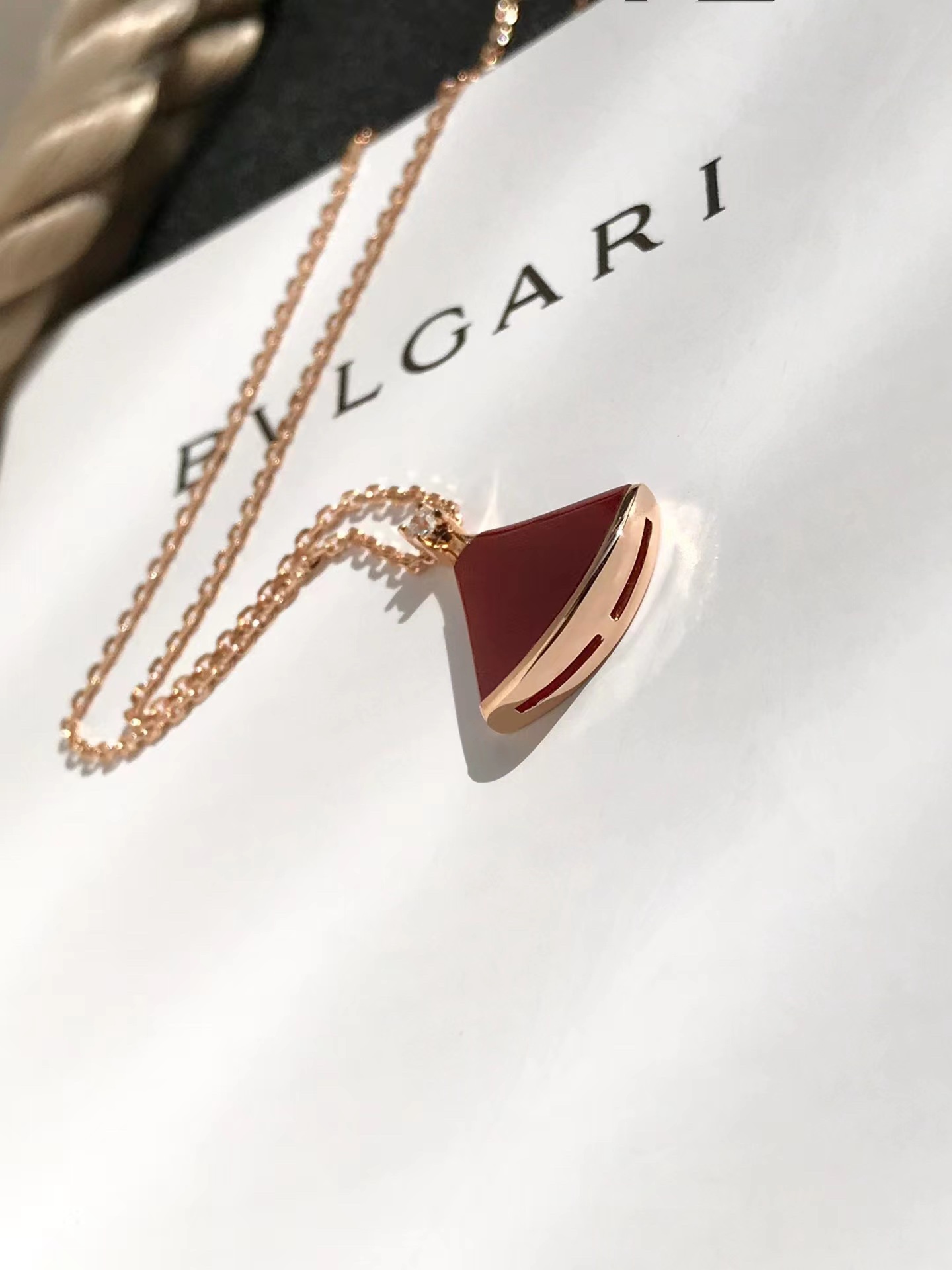 Bvlgari DIVAS DREAM Collection Mother-of-Pearl Fan Necklace