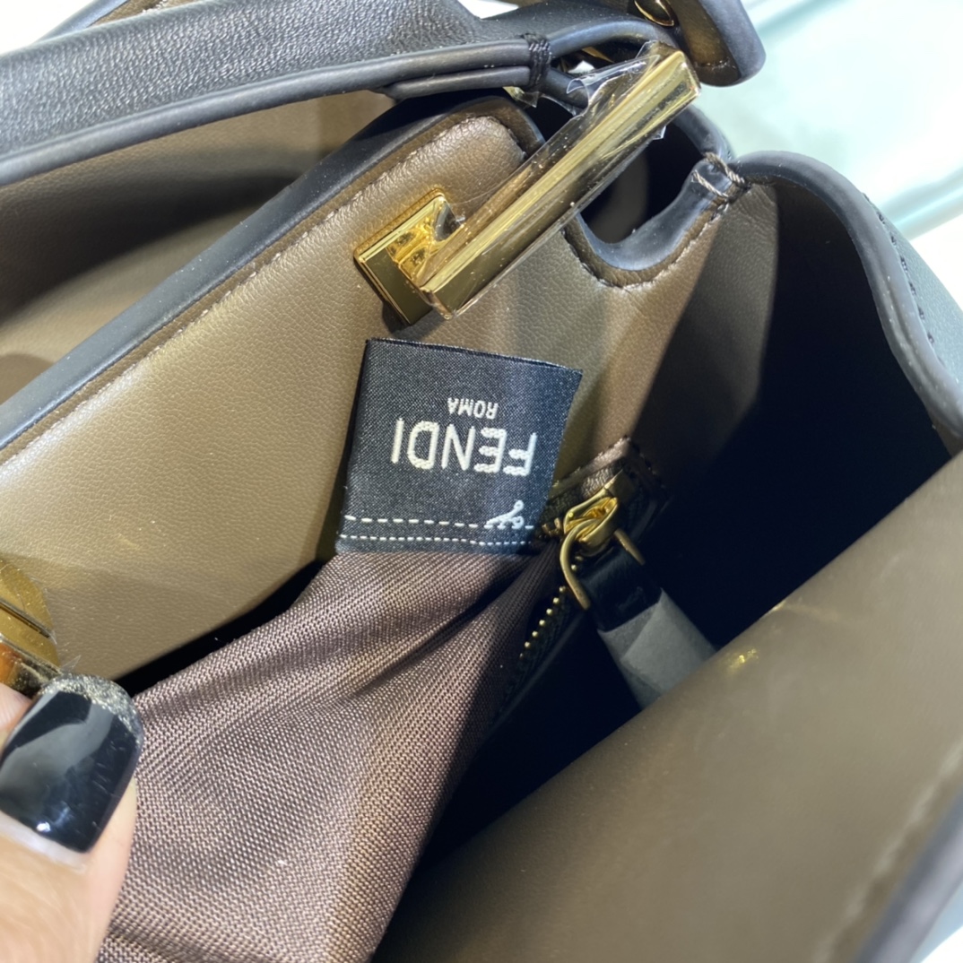 FENDI-Peekaboo Essentially-Black