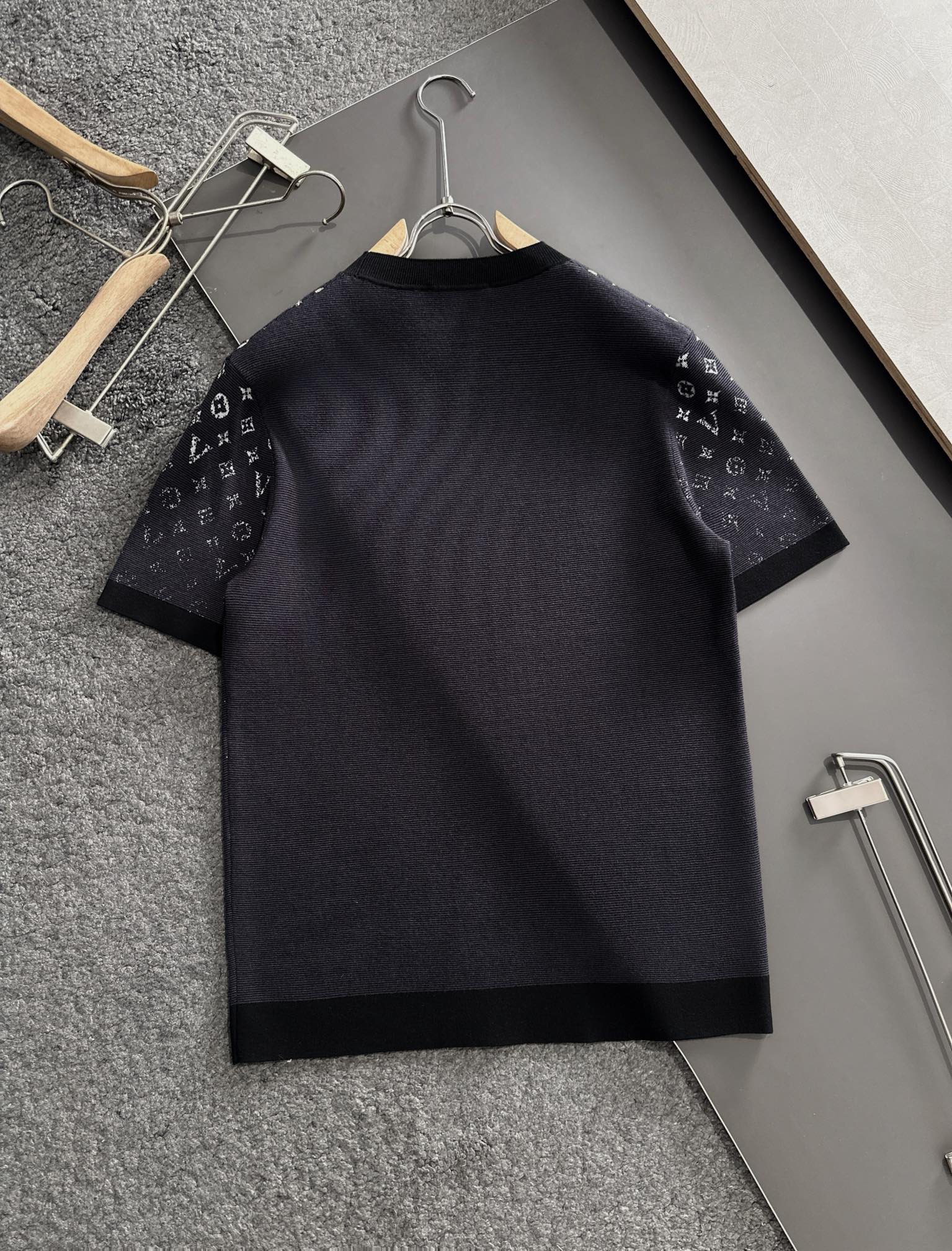 LV - round neck knitted wool short sleeve-black